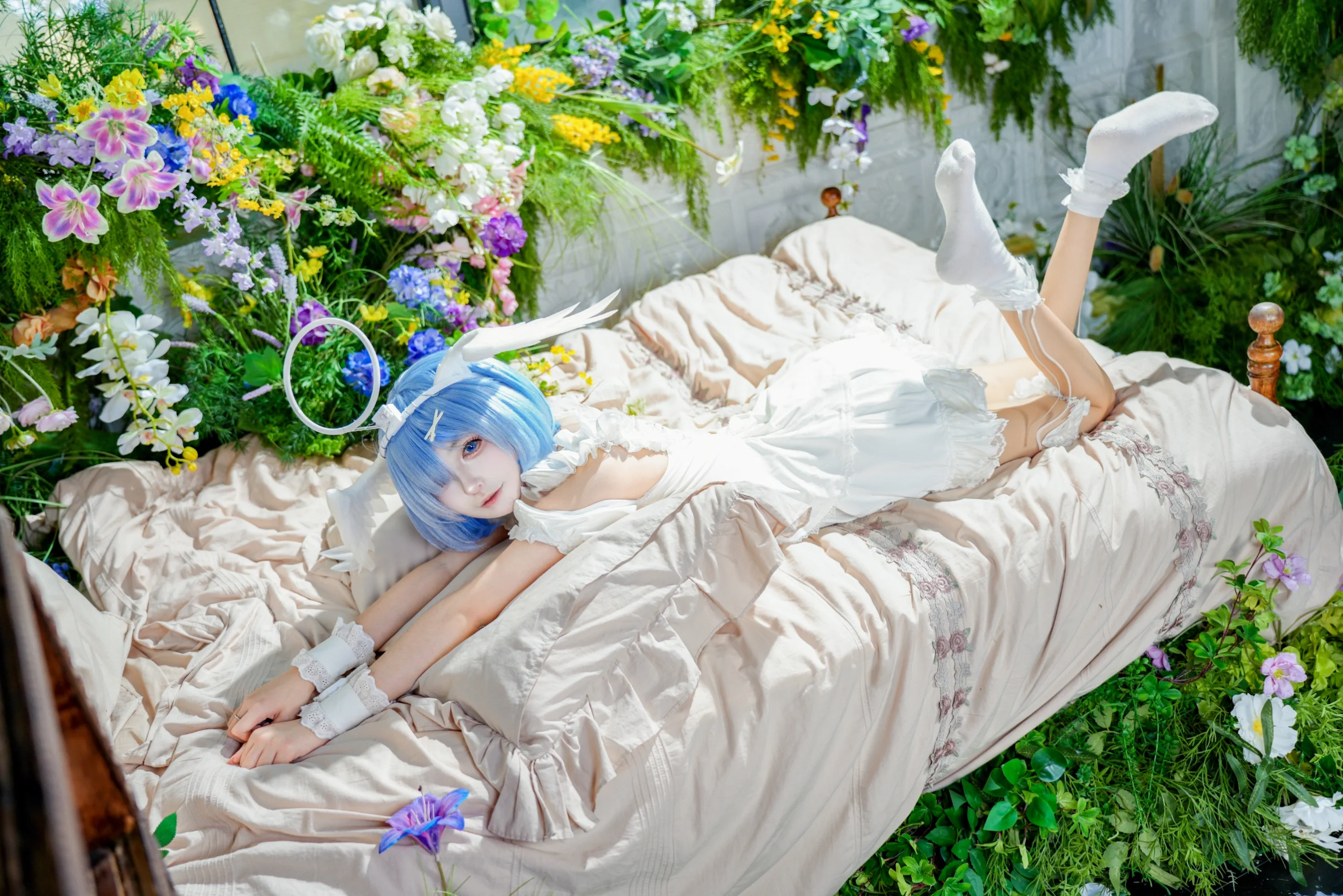 【蕾姆cos】天使造型的甜美瞬間，白色羽翼與花海的夢幻碰撞 - 第 2 張