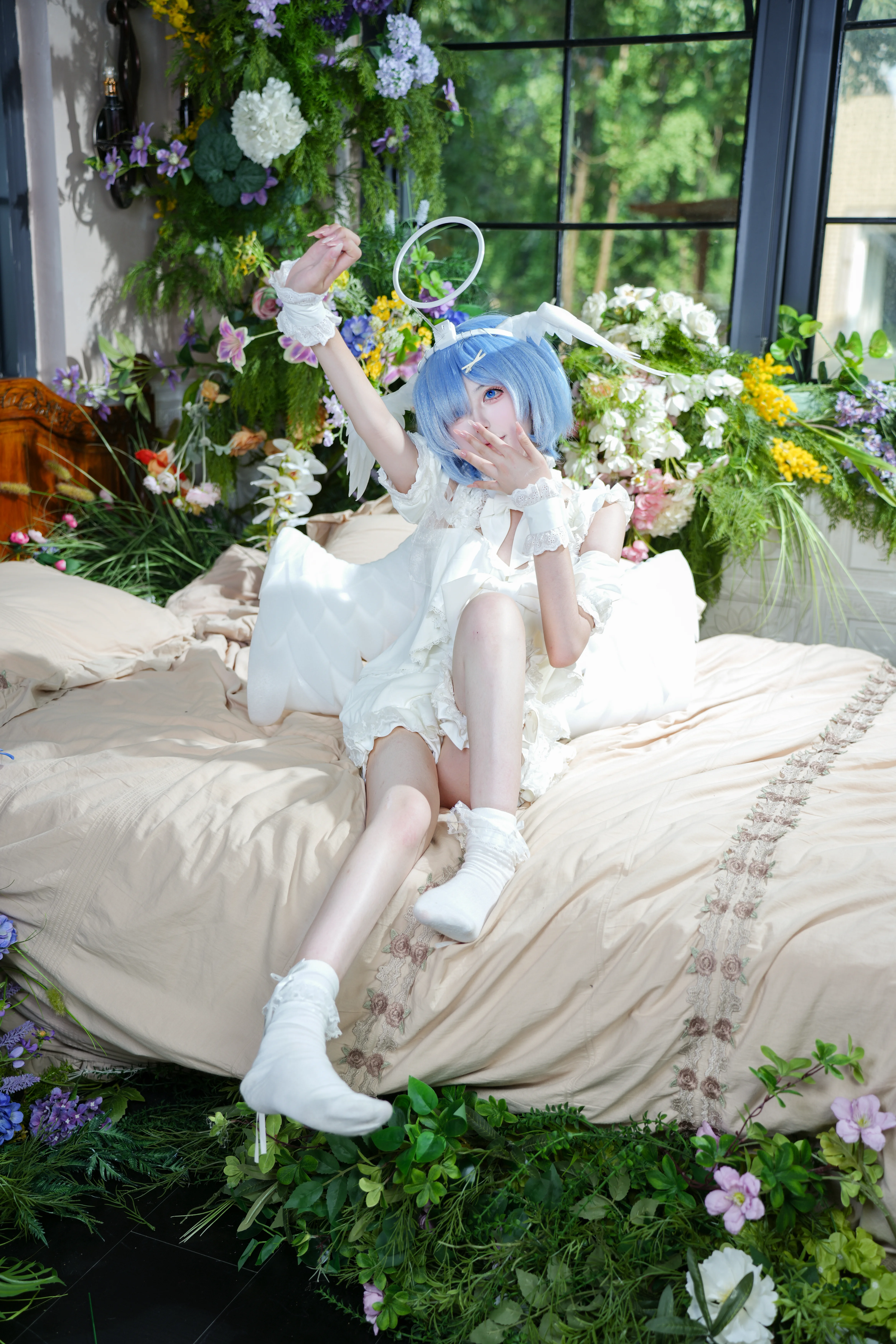【蕾姆cos】天使造型的甜美瞬間，白色羽翼與花海的夢幻碰撞 - 第 9 張
