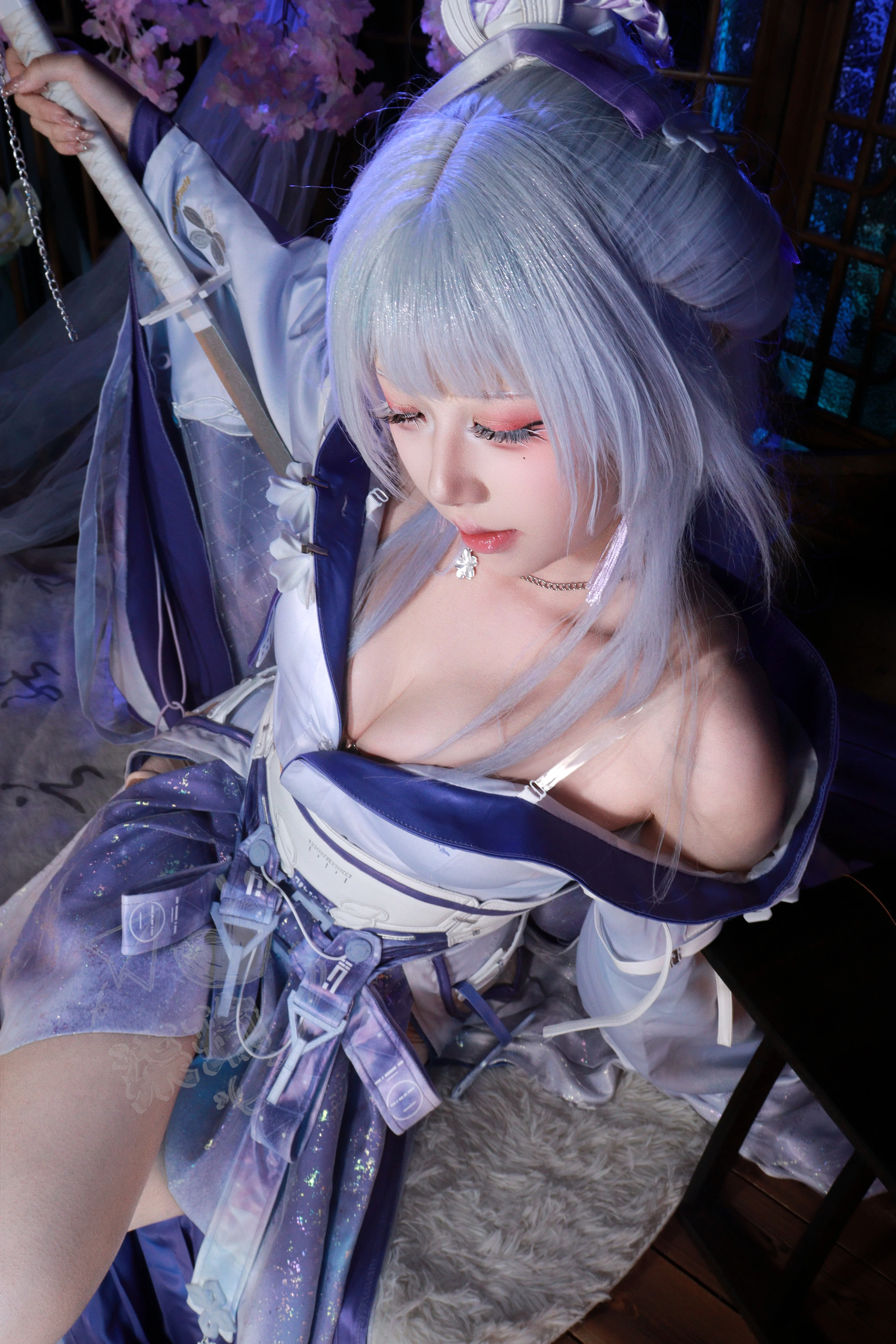 【绯雪cos】鸣潮里的冰雪系少女，这身装备细节太考验摄影师了