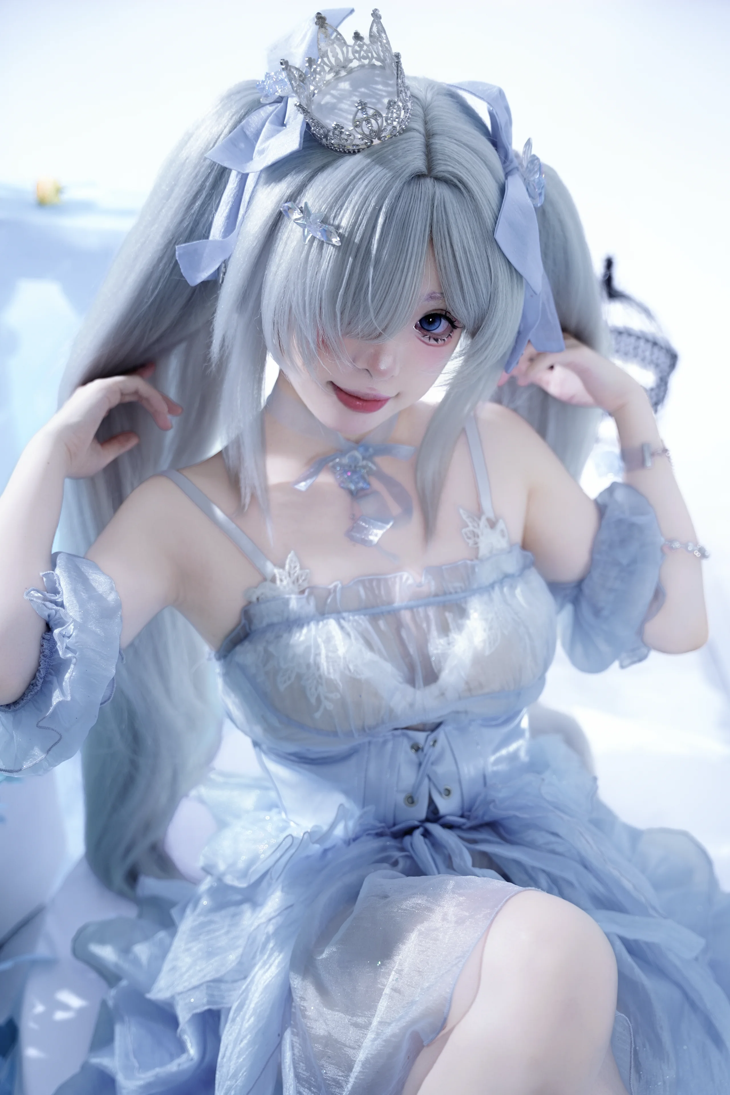 藍白夢幻風cosplay，光影與道具的質感搭配 - 第 6 張