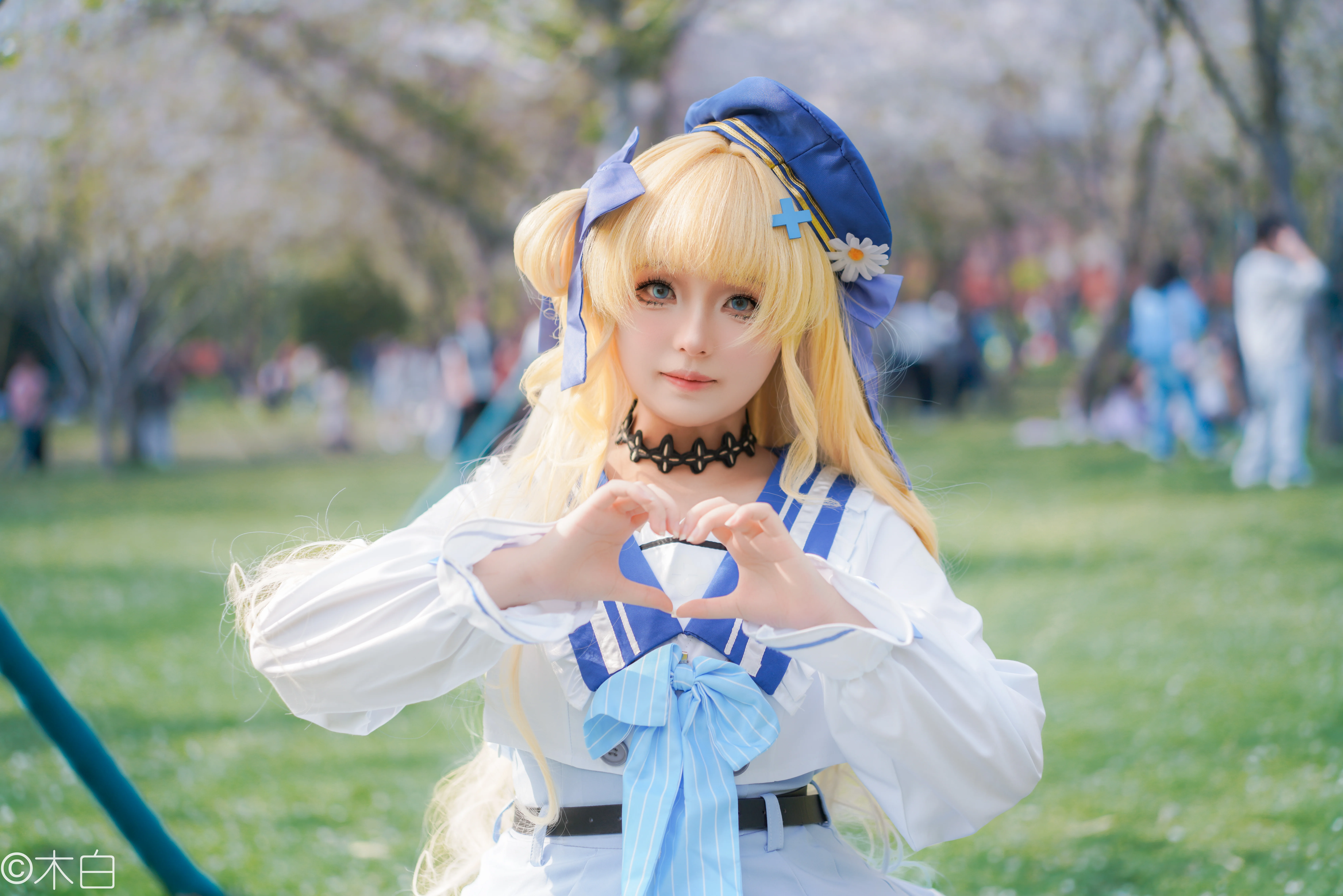 【菲比cos】鸣潮罗森联动，公园草地里的蓝白水手服