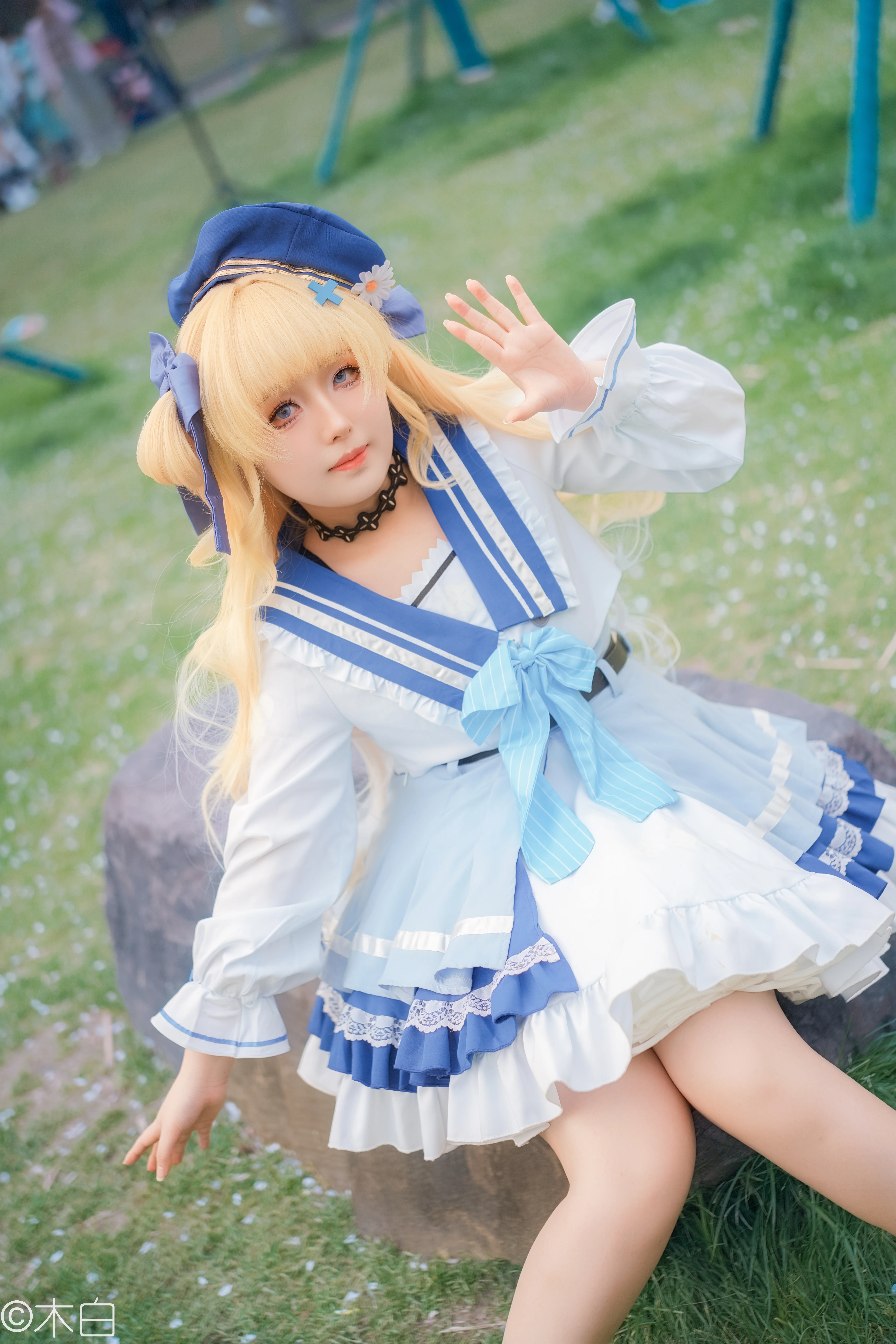 【菲比cos】鸣潮罗森联动，公园草地里的蓝白水手服 - 第 2 张