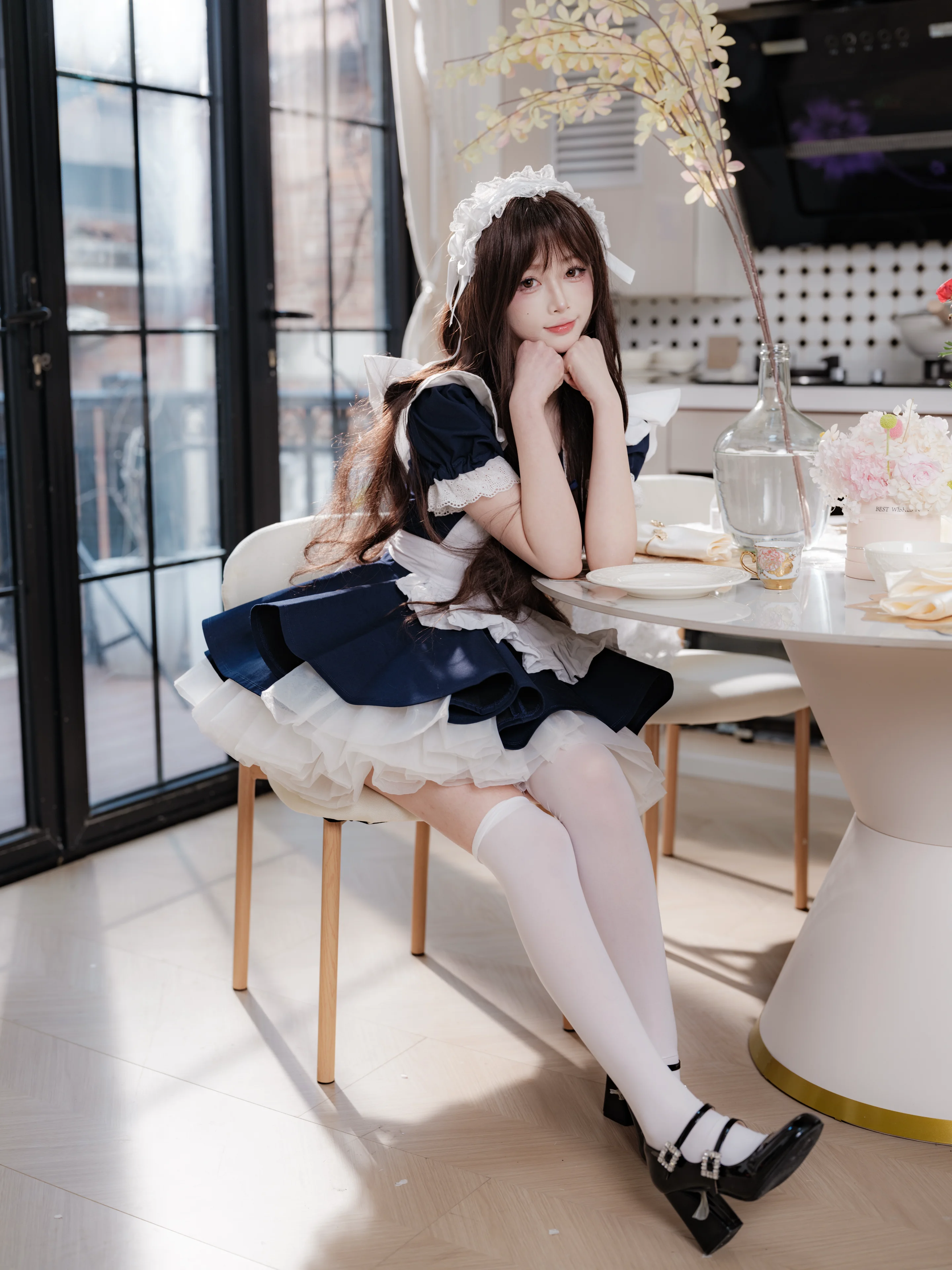 温かい午後、メイド服コーデで綴る静謐なひととき - 1 枚目