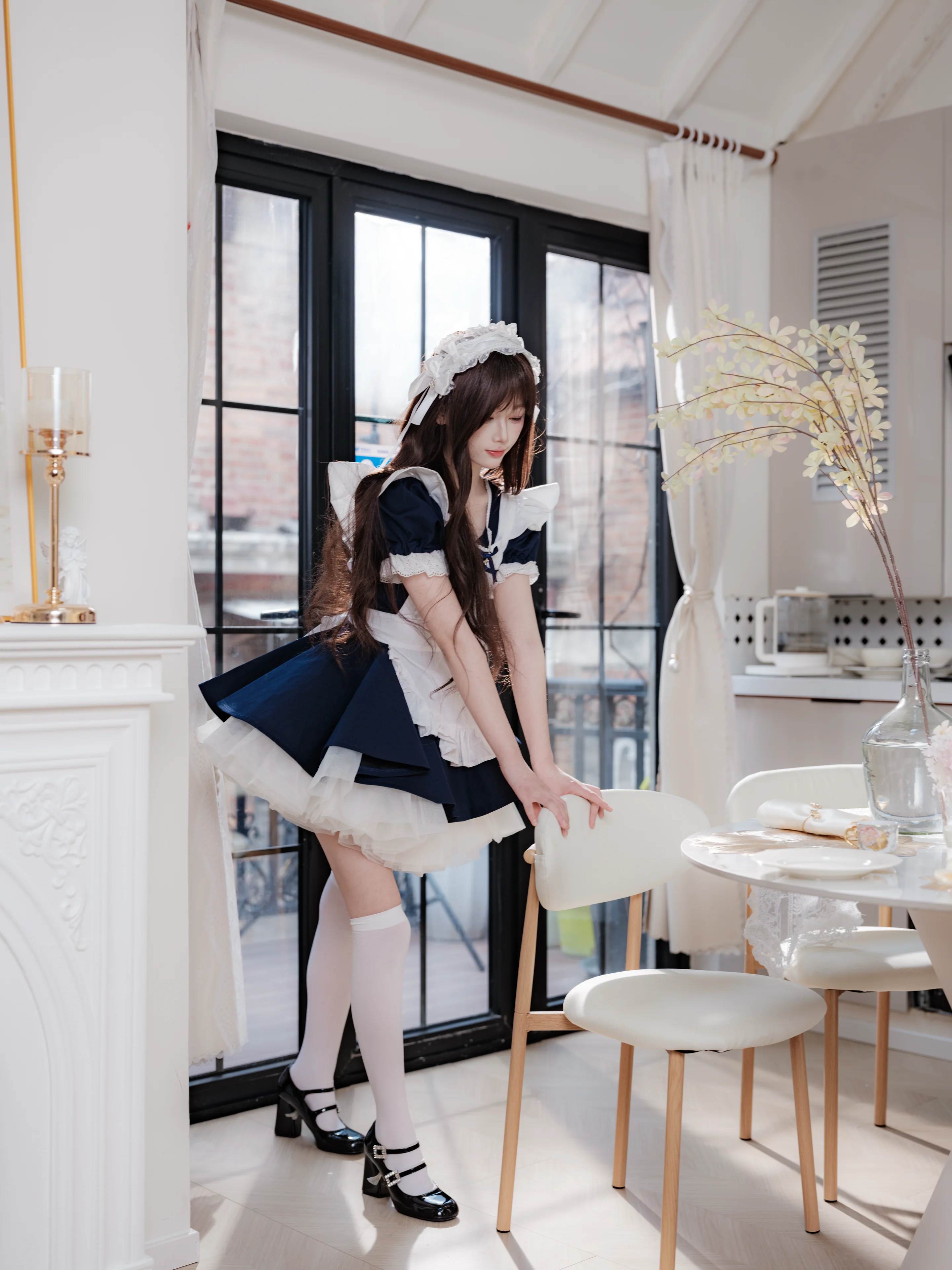 温かい午後、メイド服コーデで綴る静謐なひととき - 4 枚目