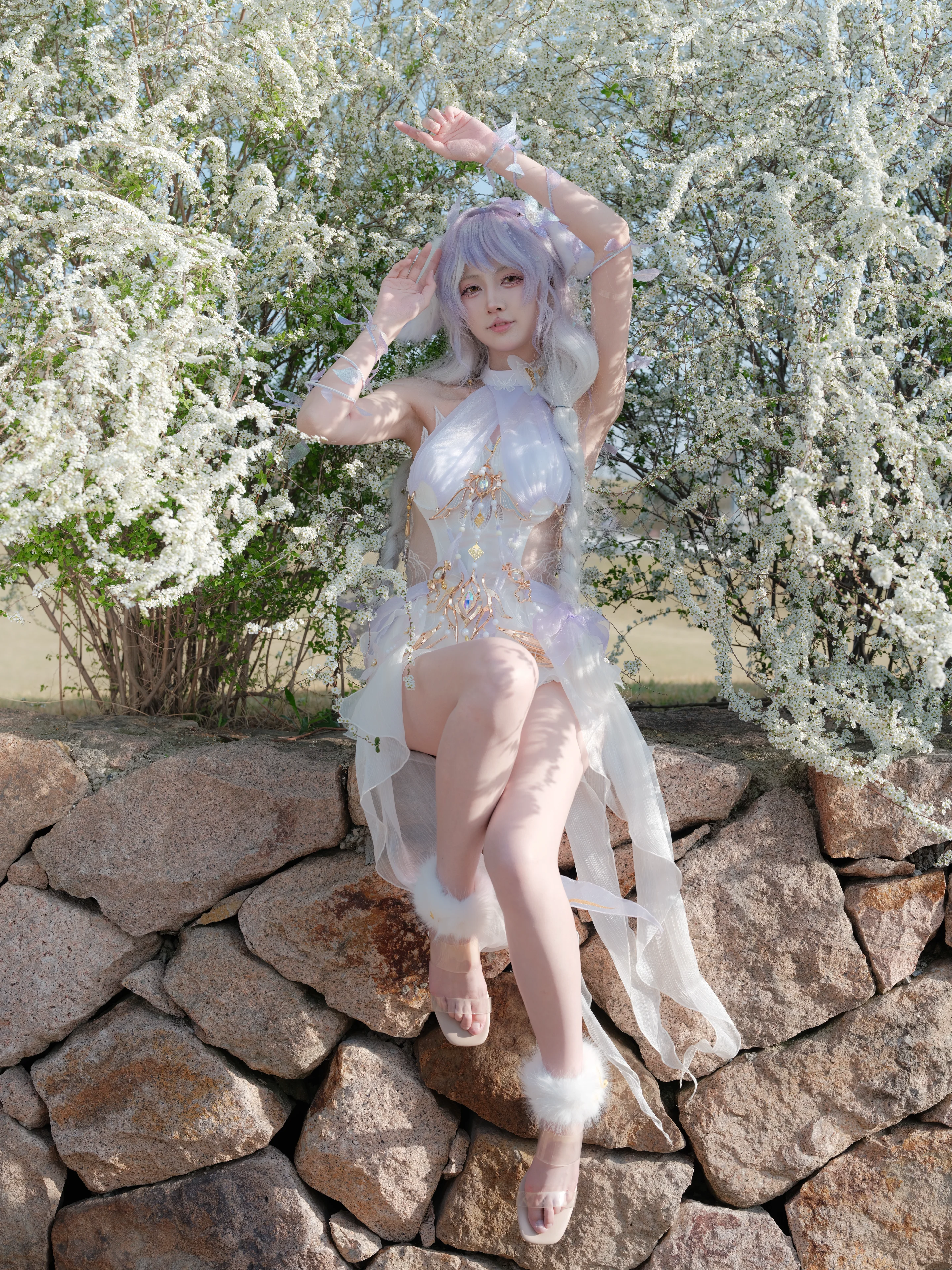 [Yu Linglong cosplay] The Fairy-like Grace in NARAKA: BLADEPOINT, Materialized in Spring Spiraea Thunbergii - Image 1