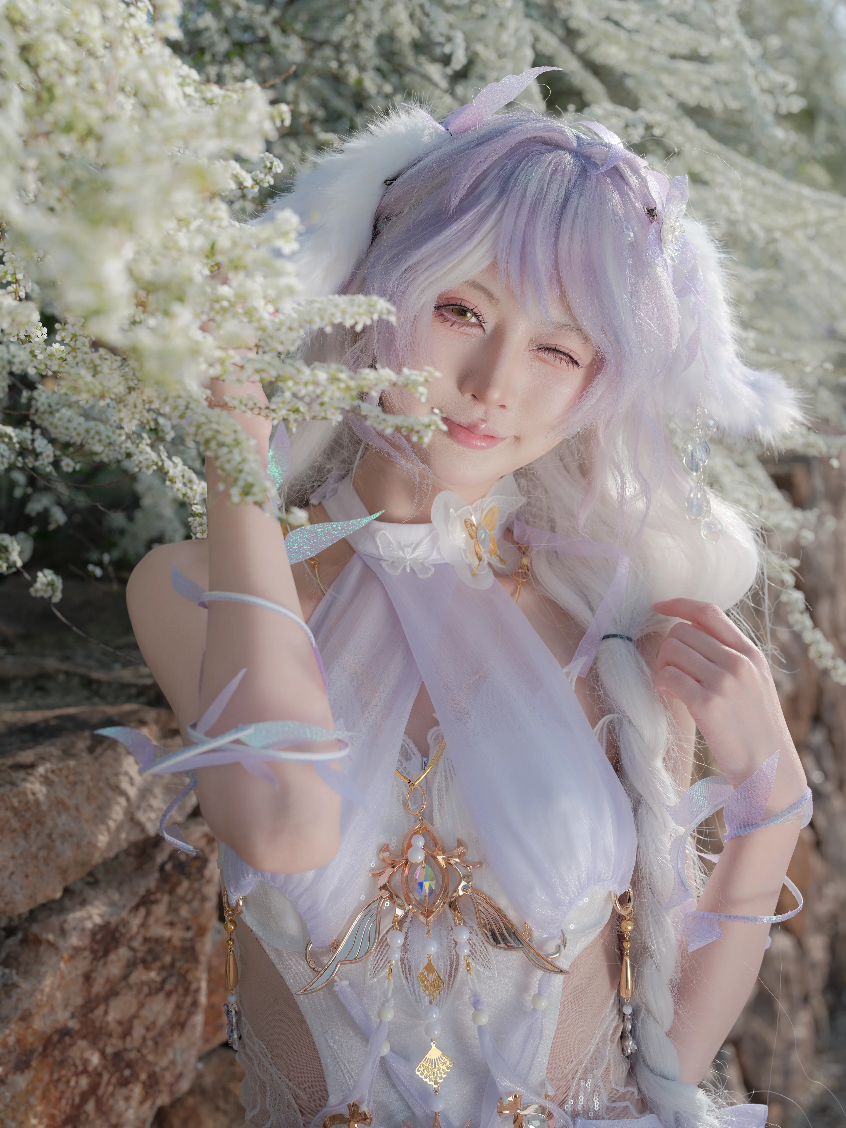 [Yu Linglong cosplay] The Fairy-like Grace in NARAKA: BLADEPOINT, Materialized in Spring Spiraea Thunbergii - Image 5
