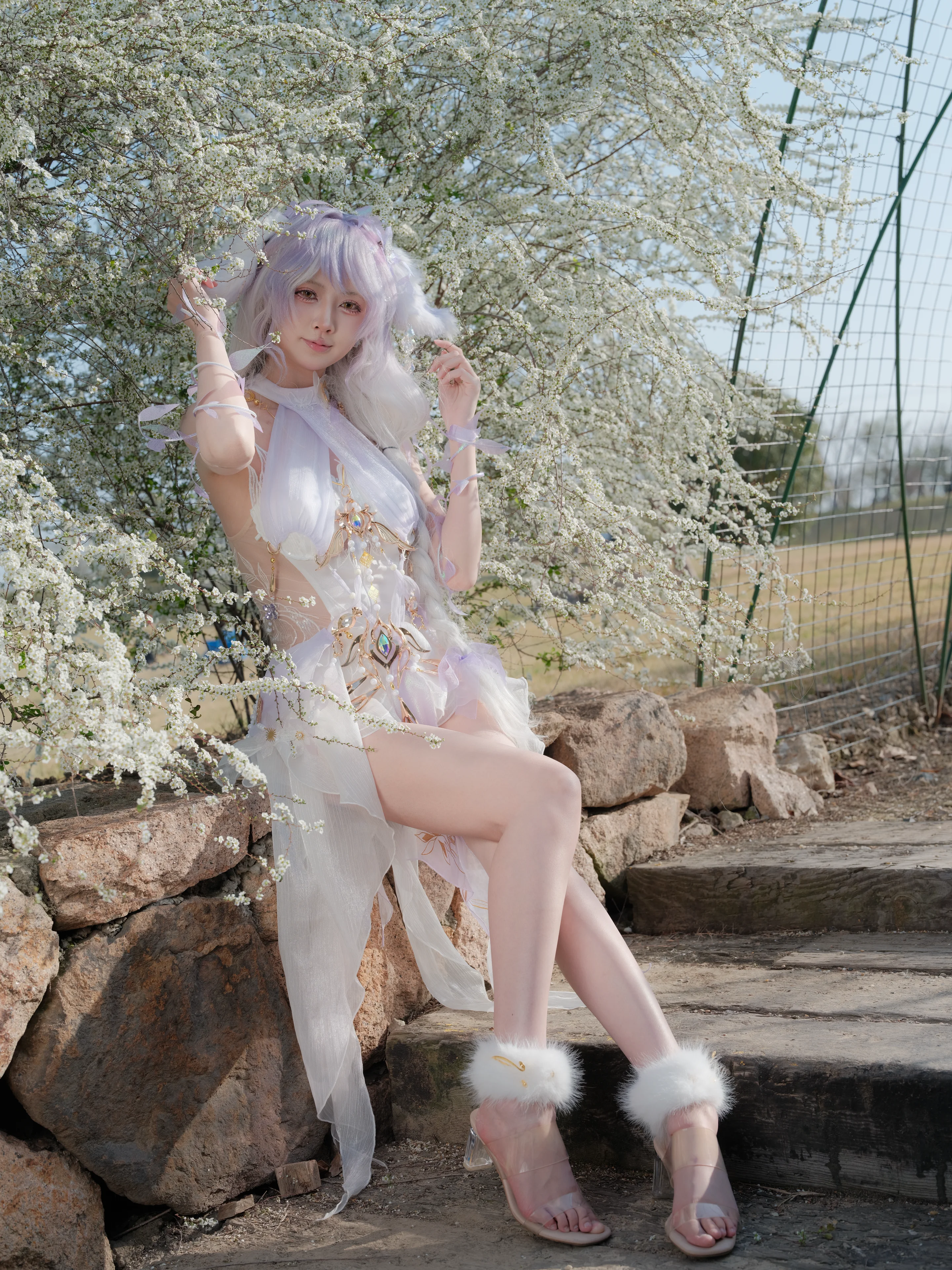 [Yu Linglong cosplay] The Fairy-like Grace in NARAKA: BLADEPOINT, Materialized in Spring Spiraea Thunbergii - Image 6