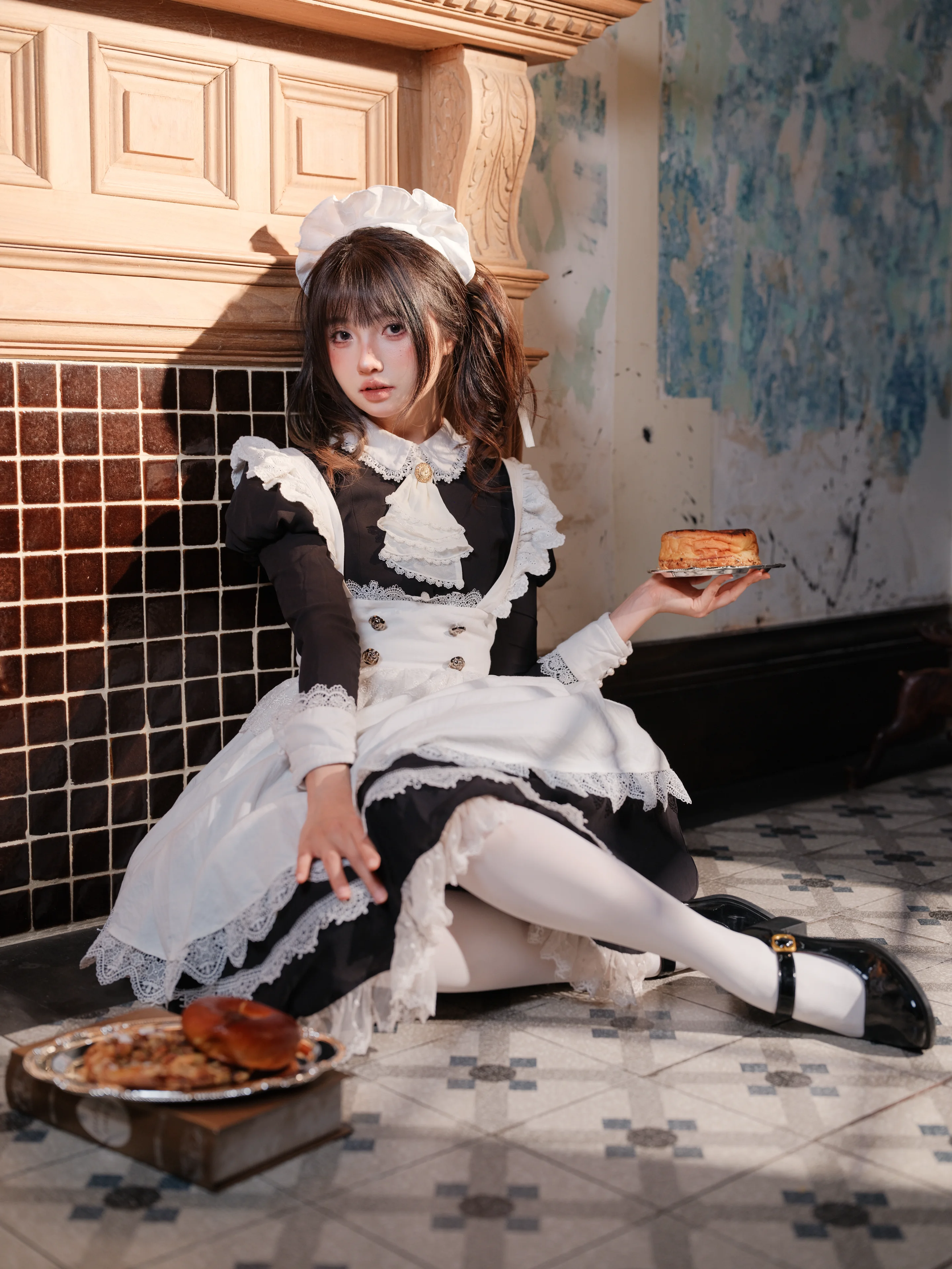 レトロなイギリス風メイド服、光と影が織りなす午後のひととき - 1 枚目