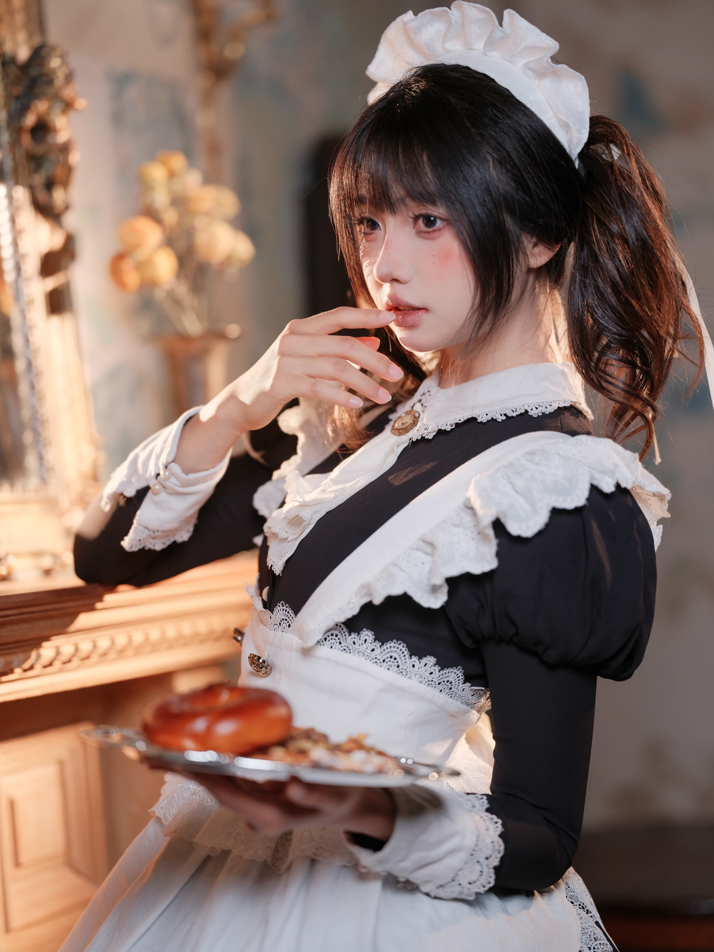 レトロなイギリス風メイド服、光と影が織りなす午後のひととき - 2 枚目