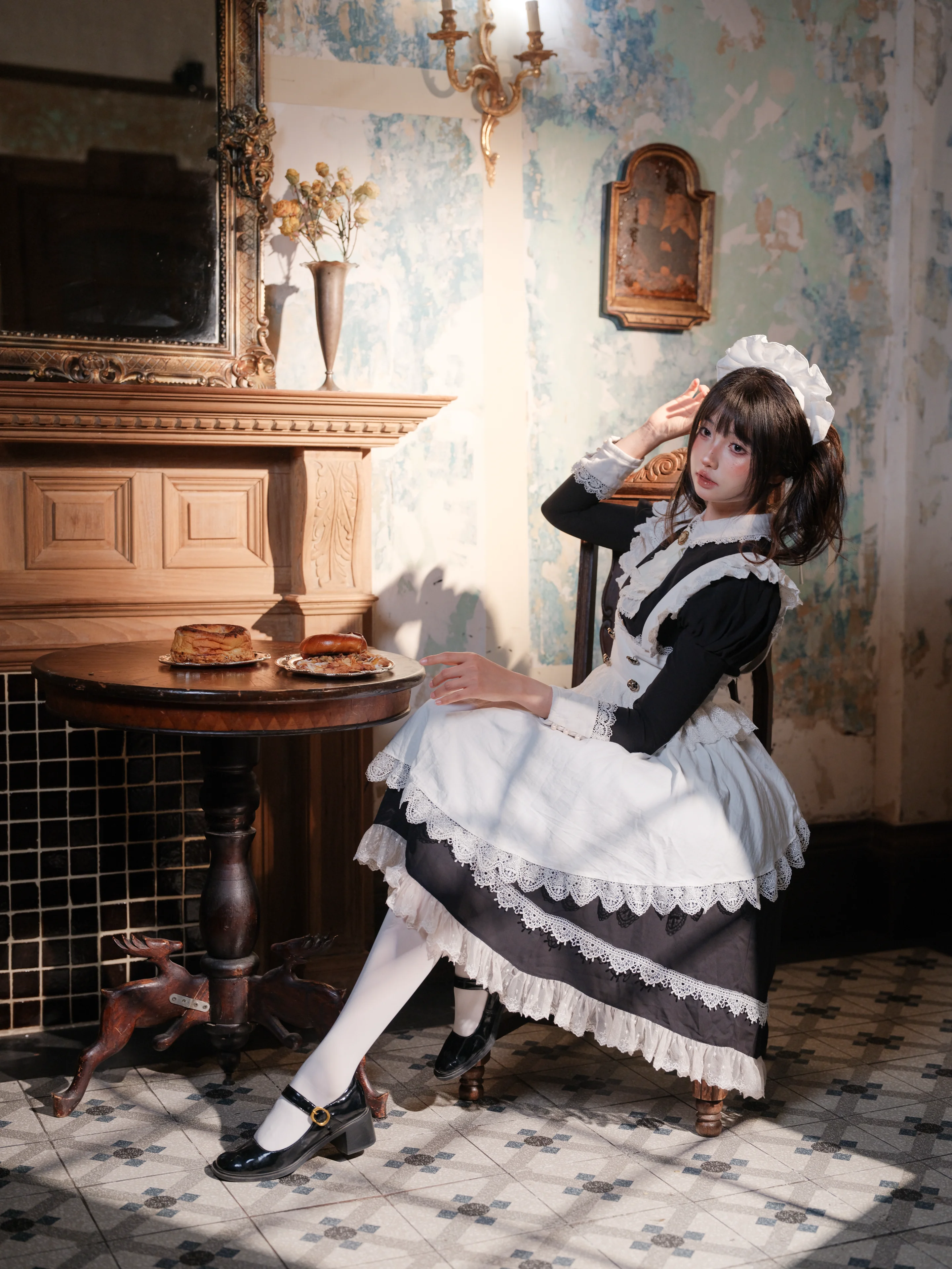 レトロなイギリス風メイド服、光と影が織りなす午後のひととき - 3 枚目
