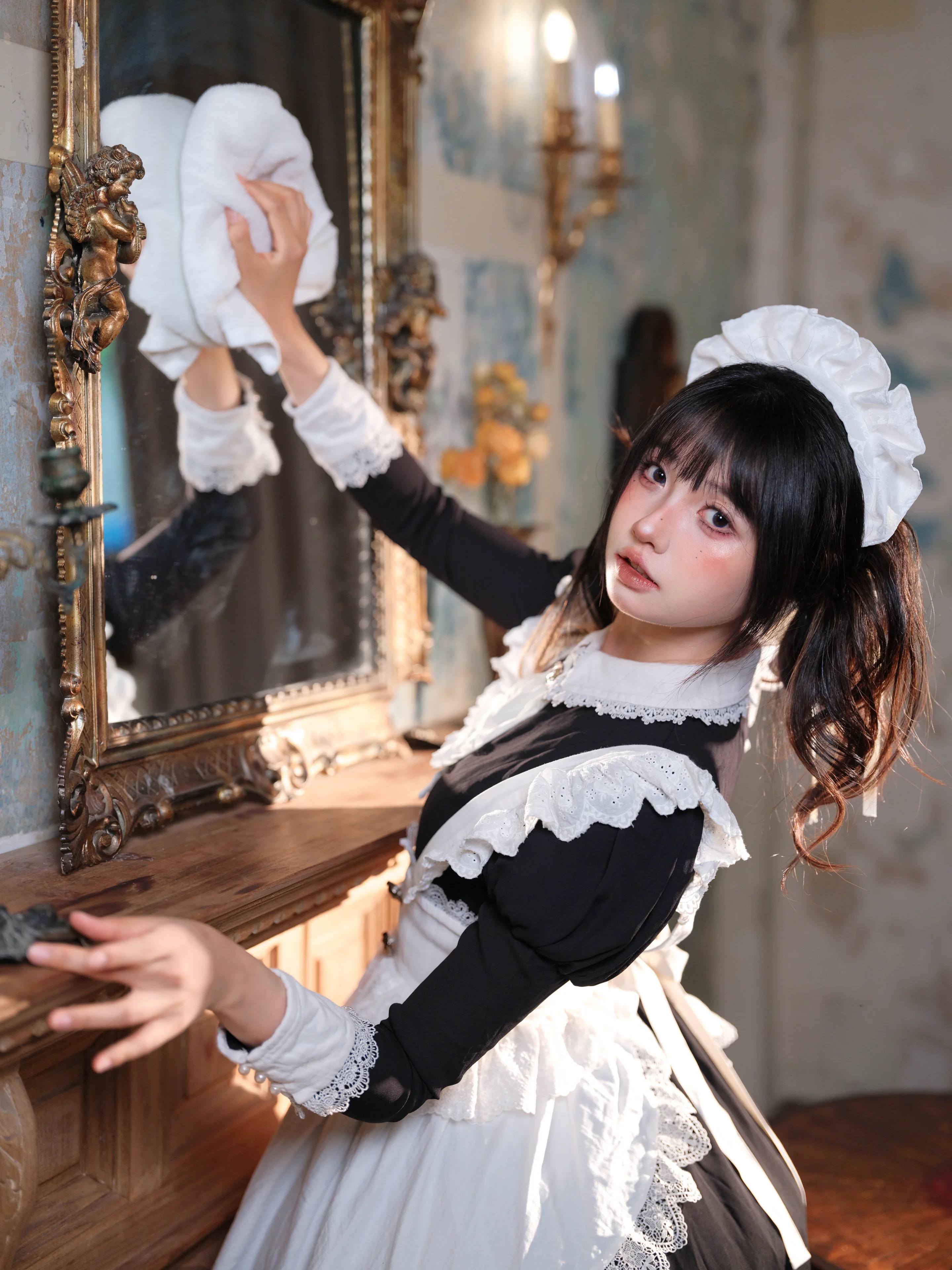 レトロなイギリス風メイド服、光と影が織りなす午後のひととき - 4 枚目