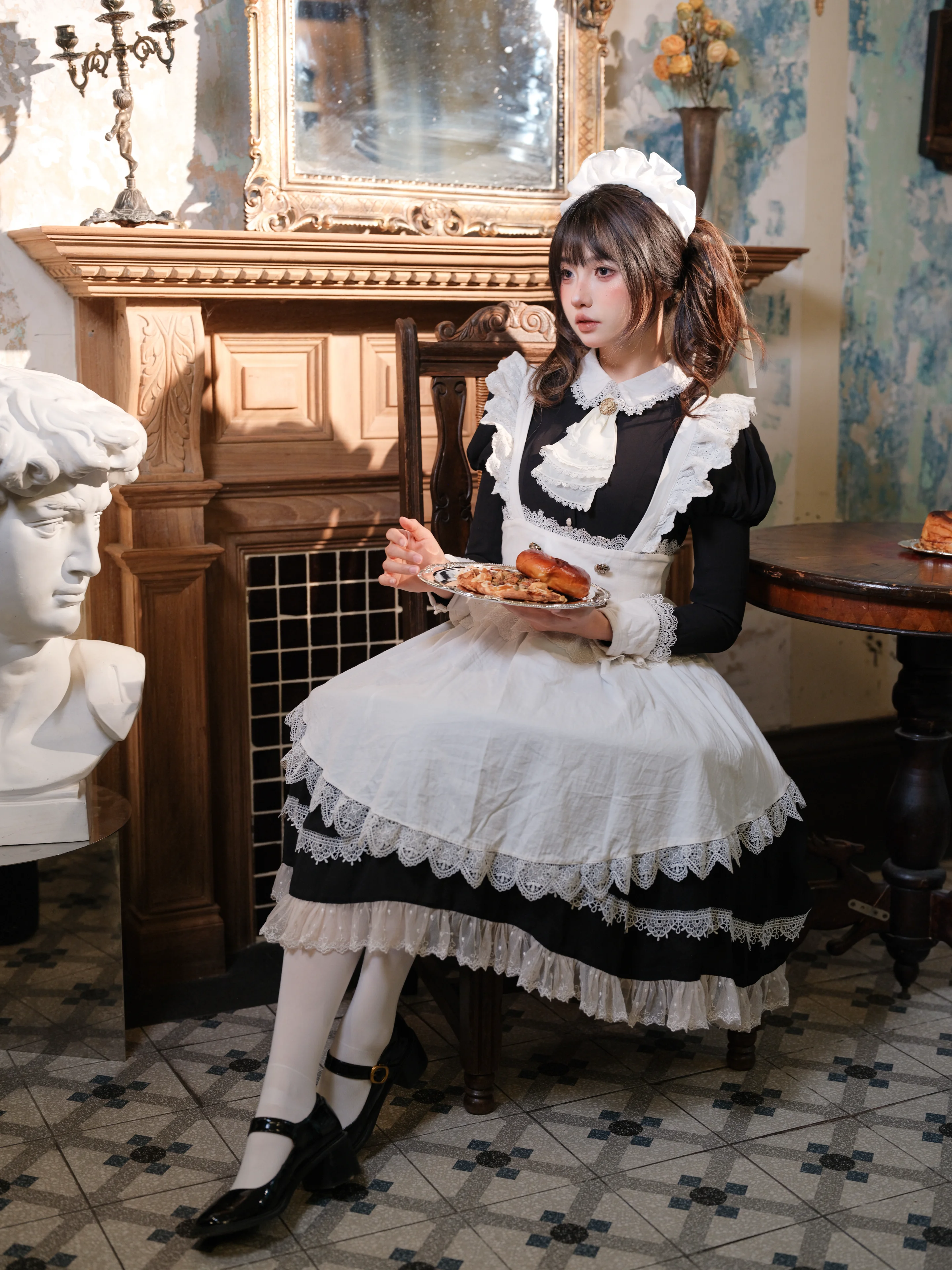 レトロなイギリス風メイド服、光と影が織りなす午後のひととき - 5 枚目