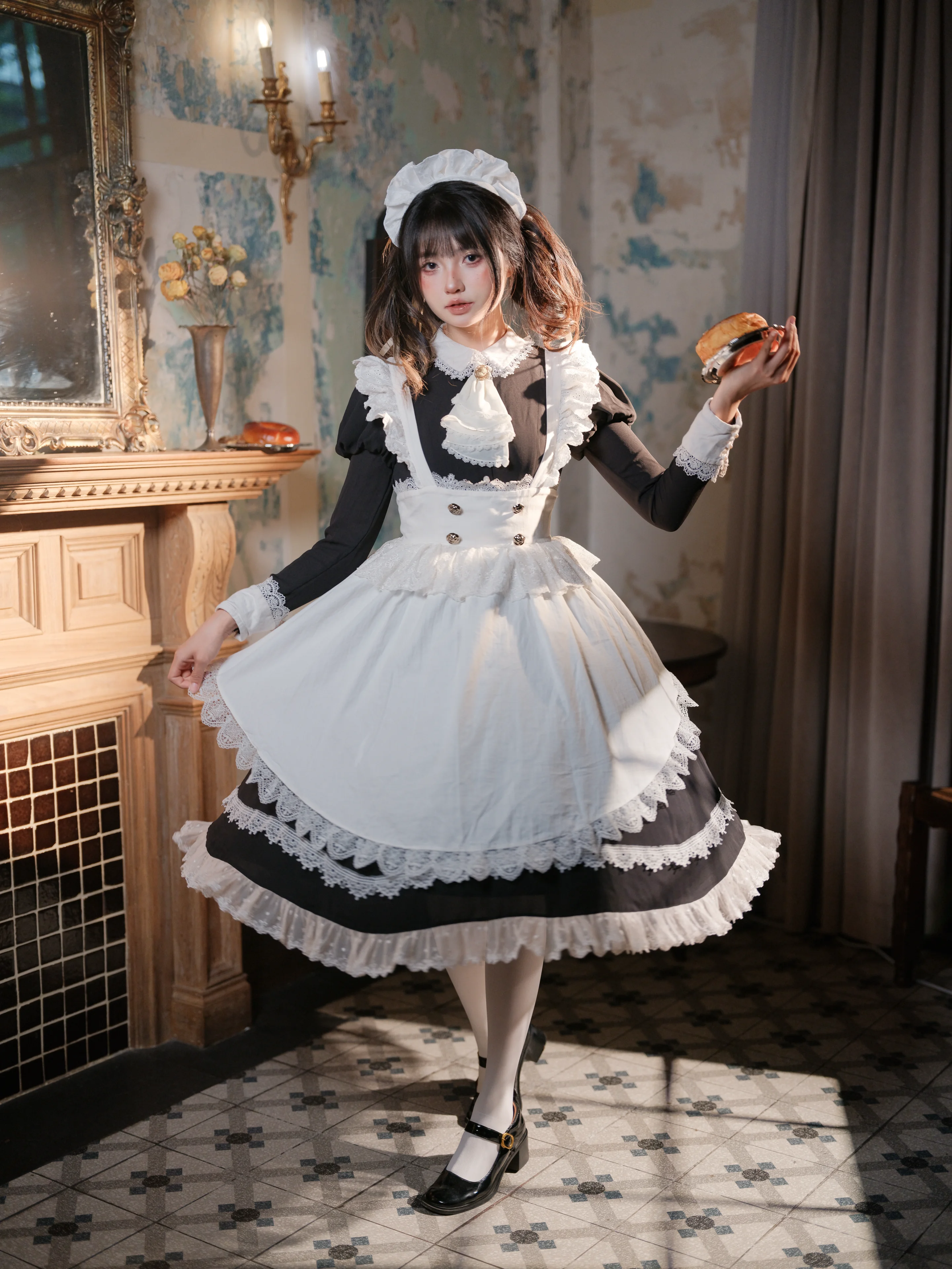 レトロなイギリス風メイド服、光と影が織りなす午後のひととき