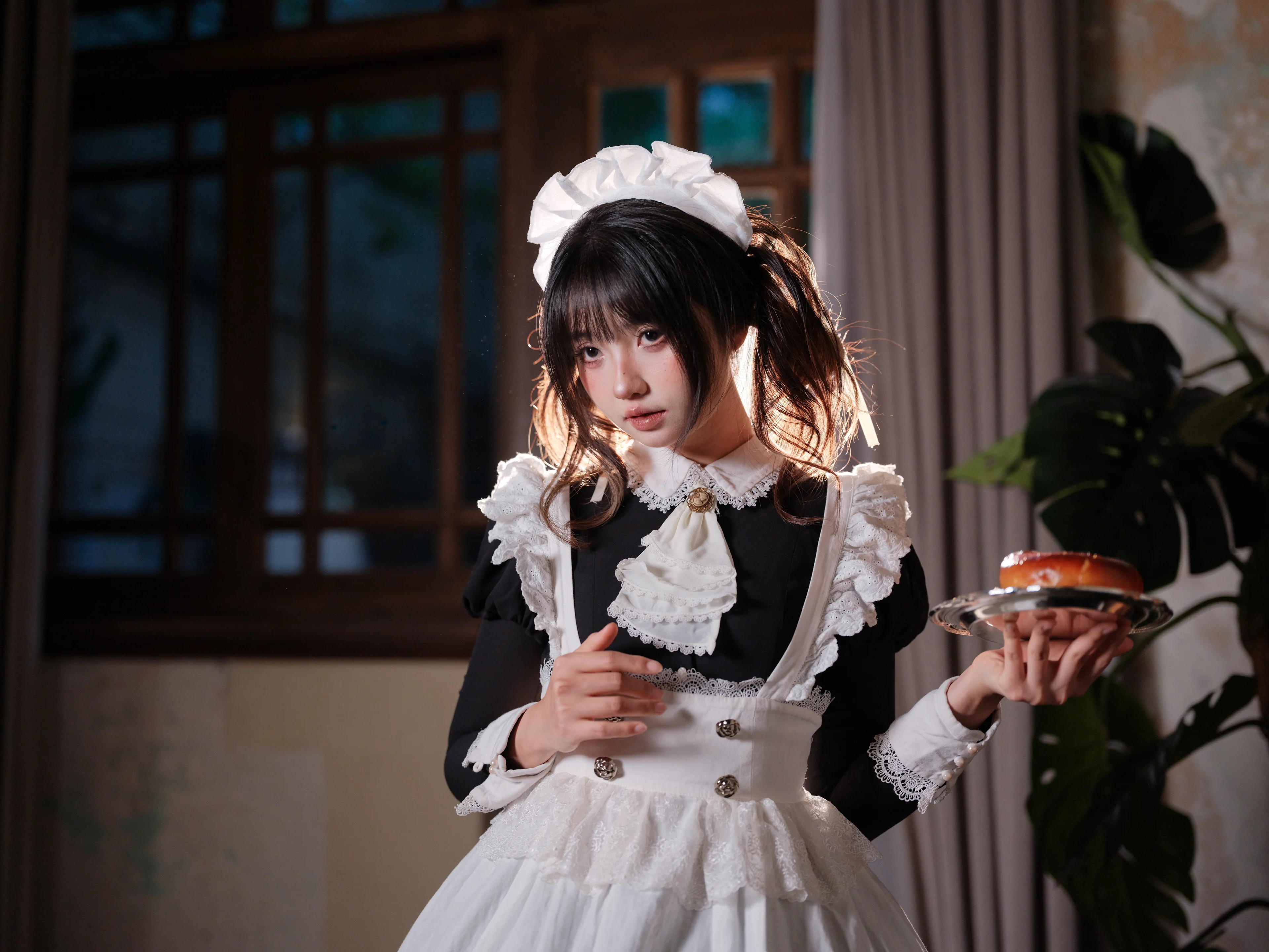 レトロなイギリス風メイド服、光と影が織りなす午後のひととき - 8 枚目