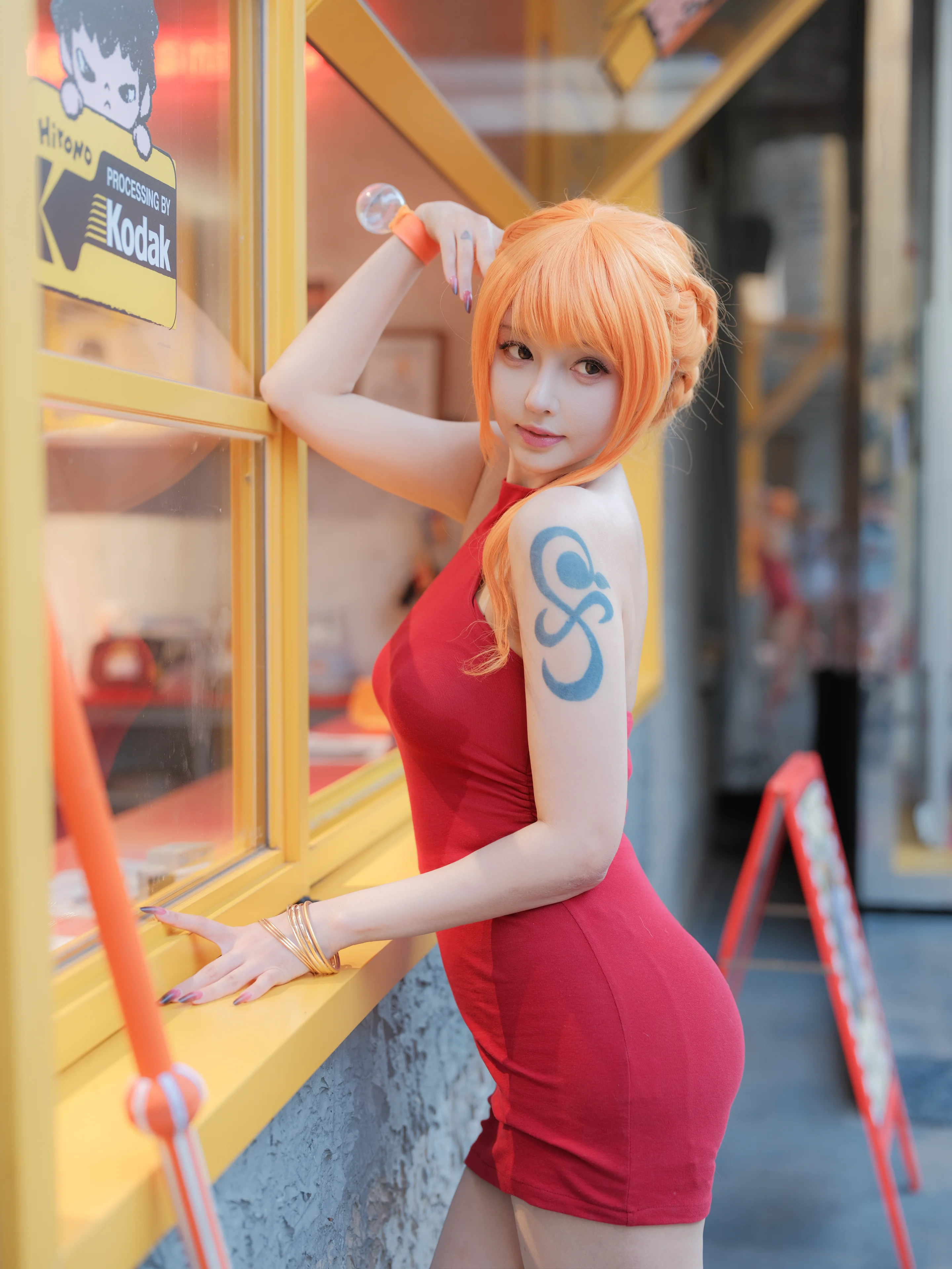 【ナミのコスプレ】ONE PIECE ホールケーキアイランド編、目を引く赤いミニドレスとオレンジの編み込みヘア