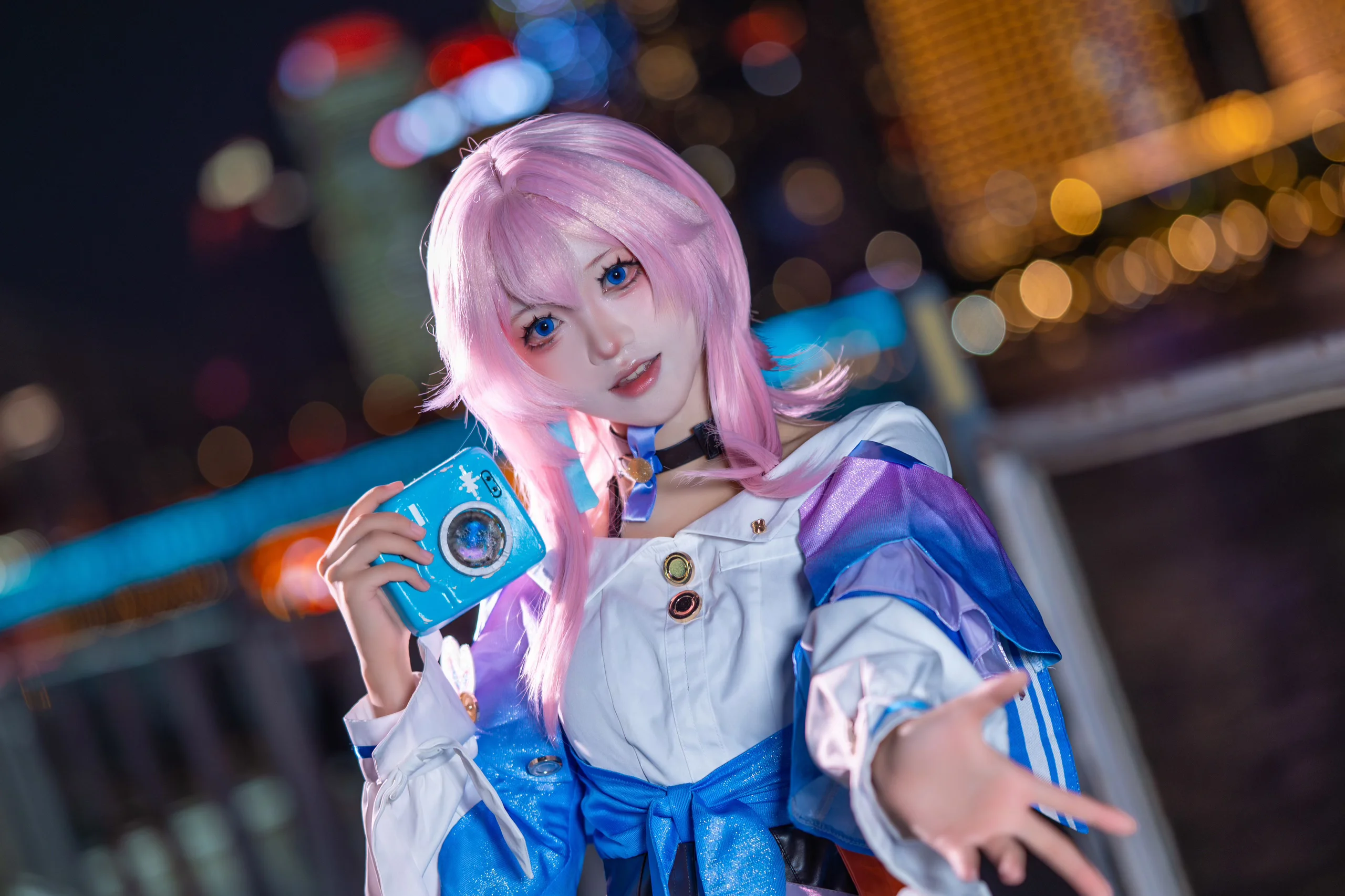 【三月なのか コスプレ】夜色とネオンに映える元気いっぱいな三月ちゃん - 10 枚目