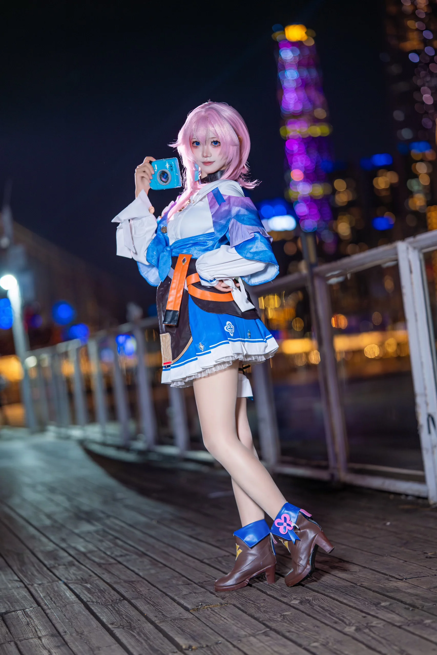 【三月なのか コスプレ】夜色とネオンに映える元気いっぱいな三月ちゃん - 12 枚目