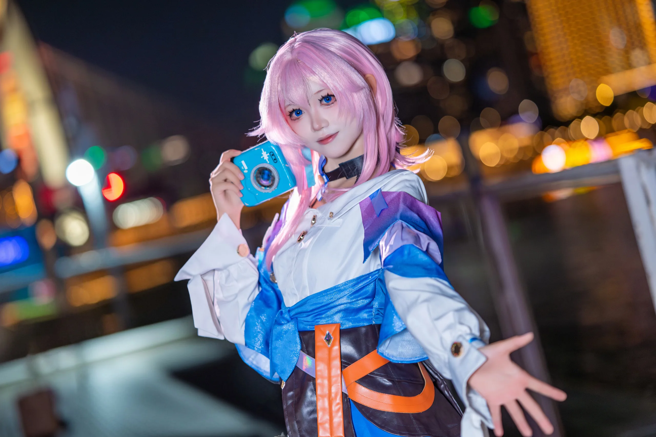【三月なのか コスプレ】夜色とネオンに映える元気いっぱいな三月ちゃん - 14 枚目