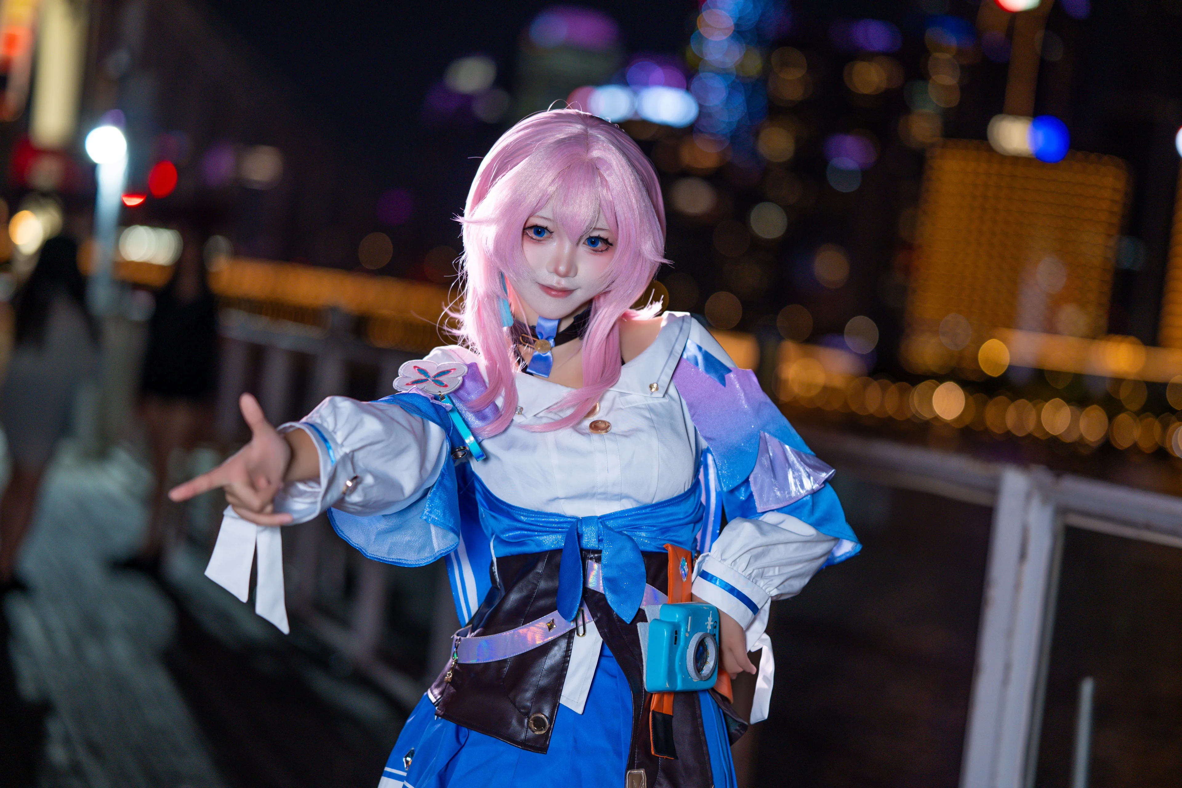 【三月なのか コスプレ】夜色とネオンに映える元気いっぱいな三月ちゃん - 15 枚目