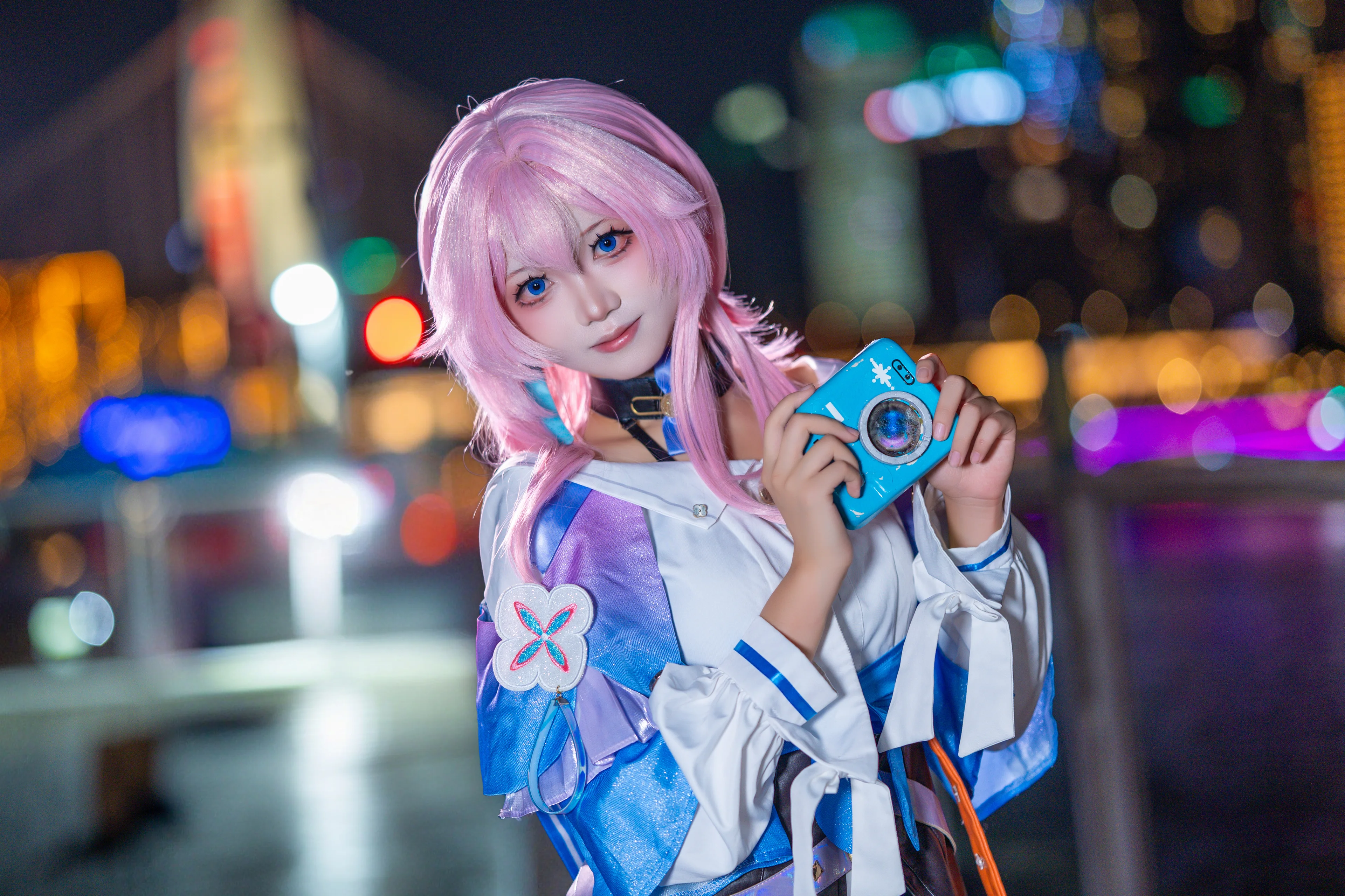 【三月なのか コスプレ】夜色とネオンに映える元気いっぱいな三月ちゃん - 16 枚目