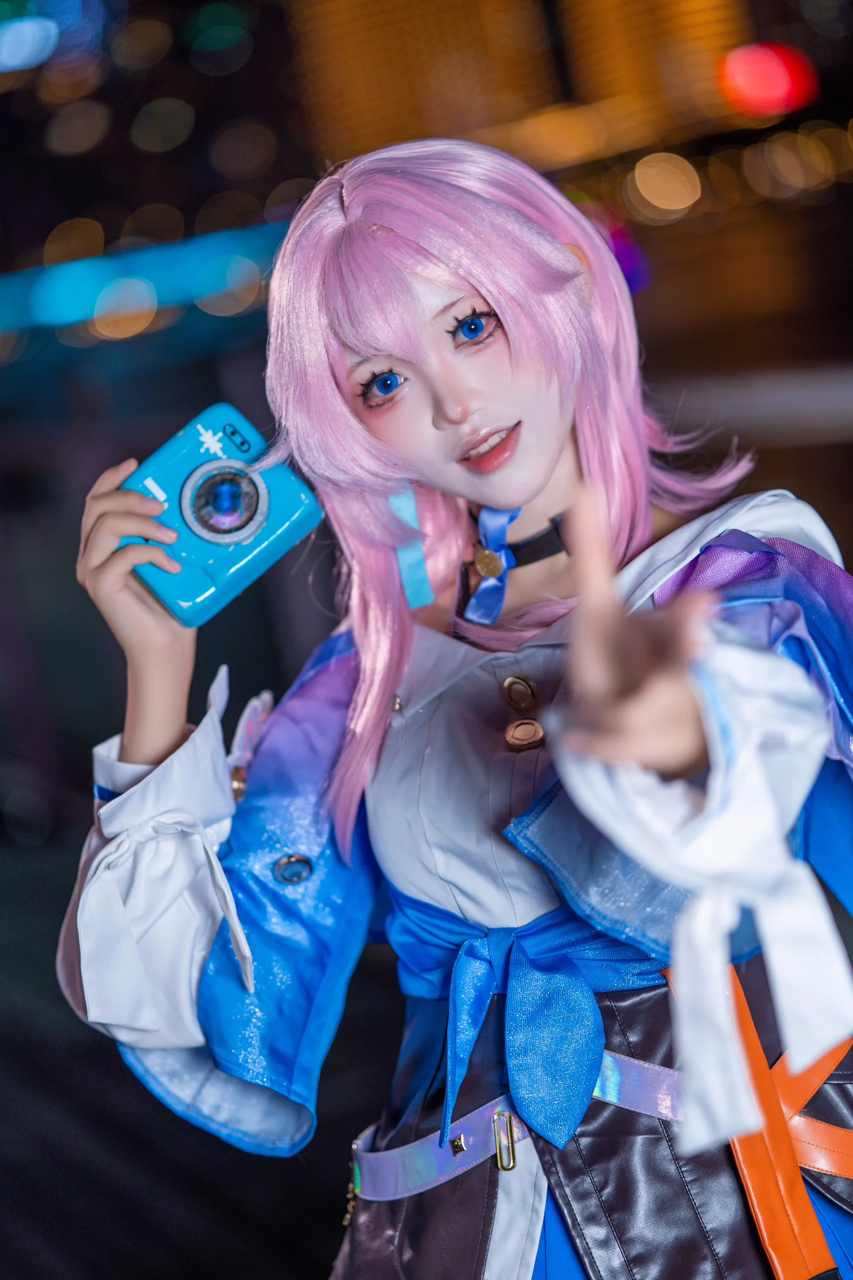 【三月なのか コスプレ】夜色とネオンに映える元気いっぱいな三月ちゃん