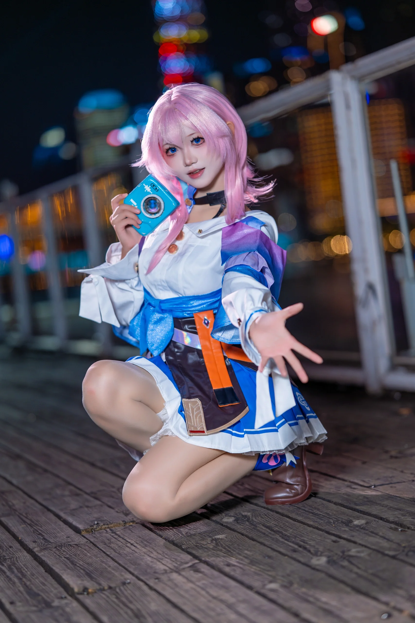 【三月なのか コスプレ】夜色とネオンに映える元気いっぱいな三月ちゃん - 4 枚目