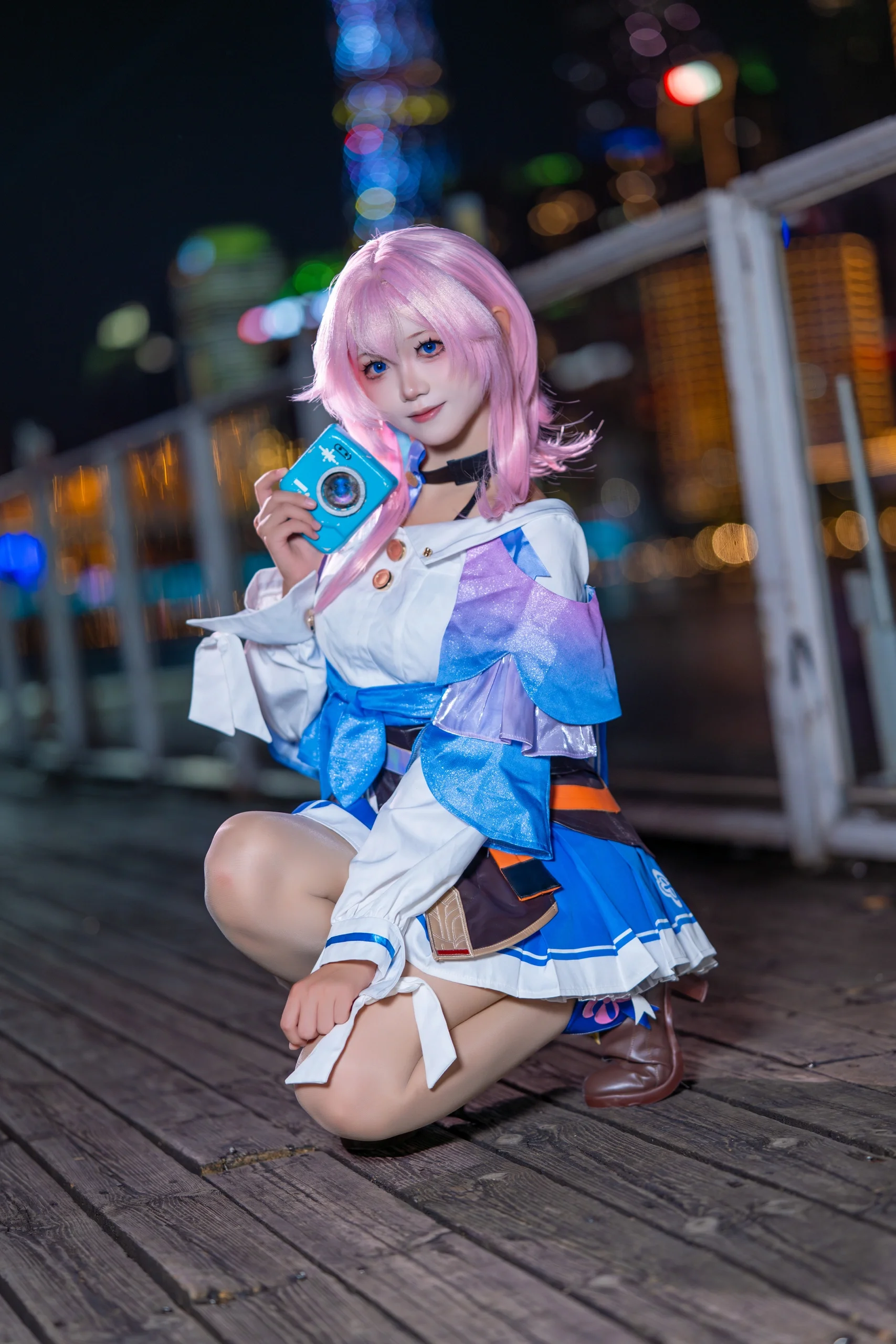 【三月なのか コスプレ】夜色とネオンに映える元気いっぱいな三月ちゃん - 5 枚目