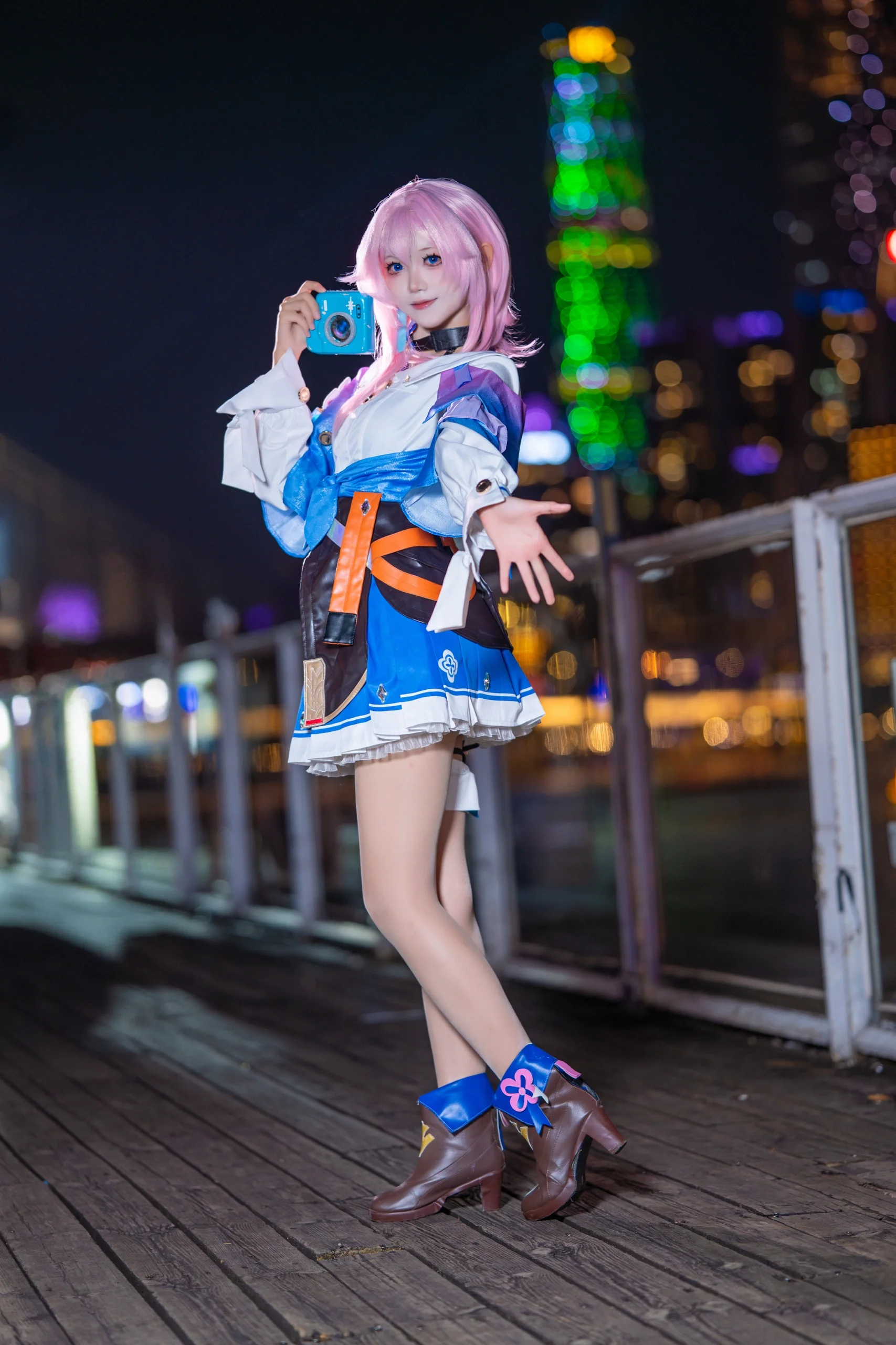 【三月なのか コスプレ】夜色とネオンに映える元気いっぱいな三月ちゃん - 6 枚目