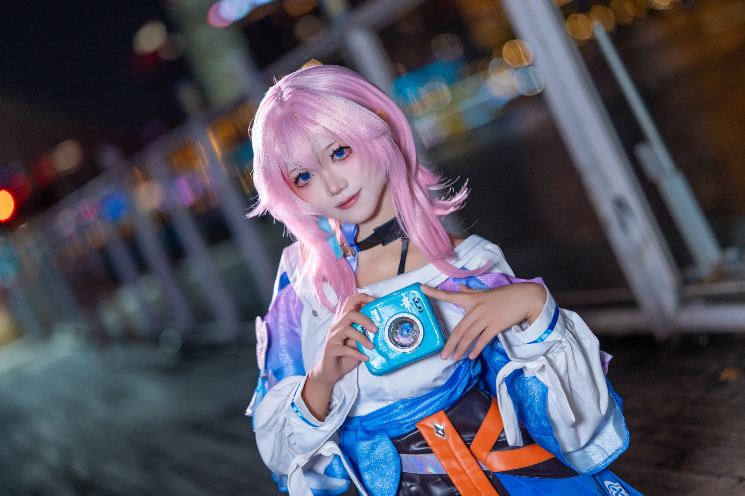 【三月なのか コスプレ】夜色とネオンに映える元気いっぱいな三月ちゃん - 7 枚目