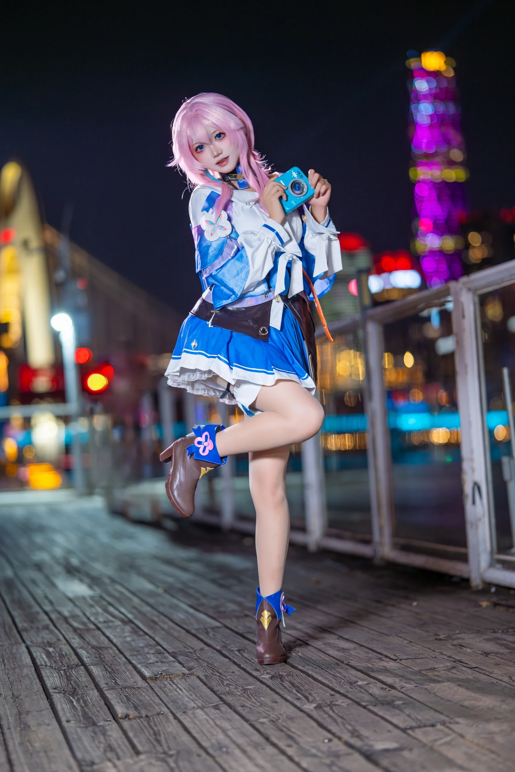 【三月なのか コスプレ】夜色とネオンに映える元気いっぱいな三月ちゃん - 8 枚目