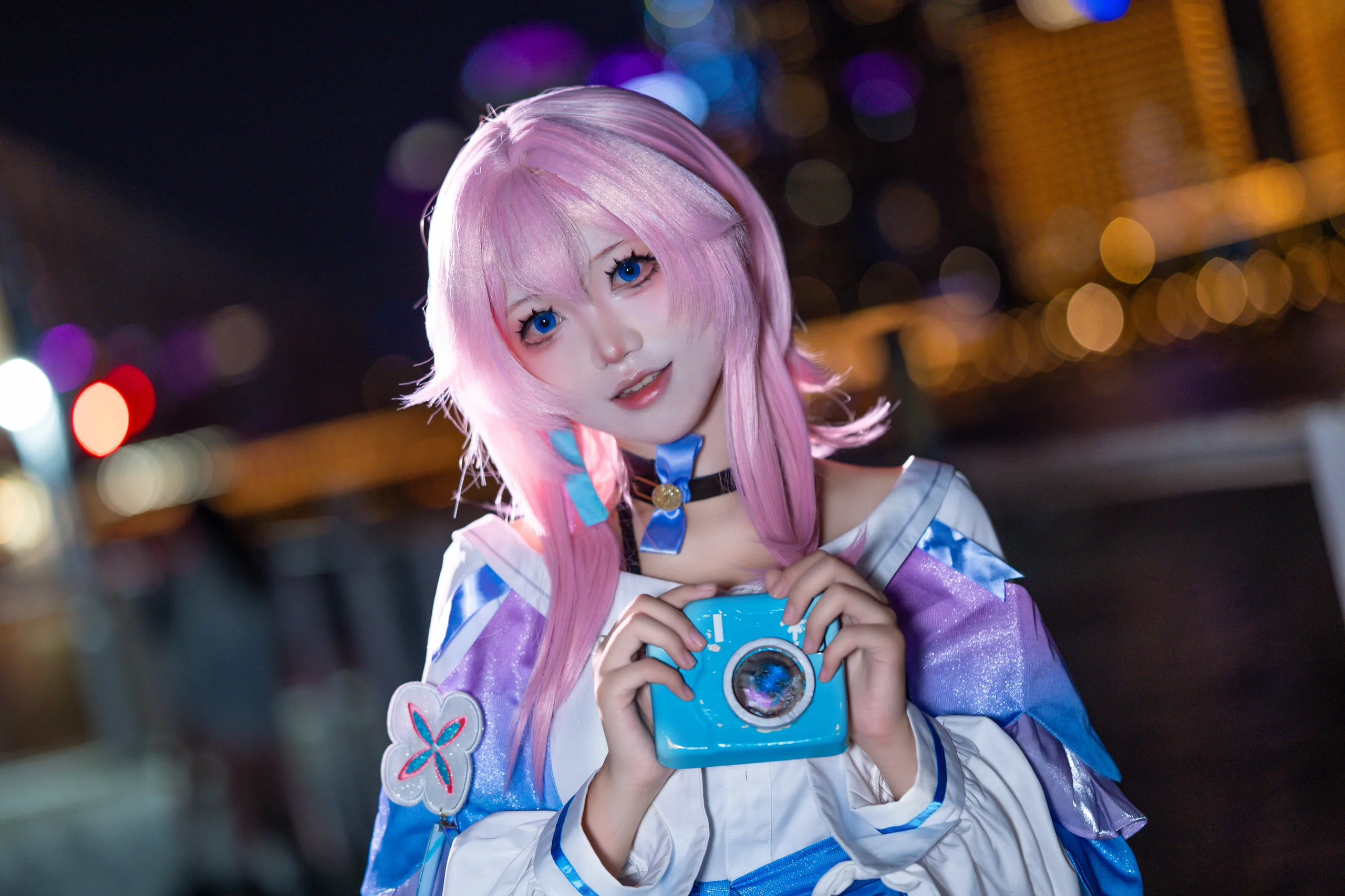 【三月なのか コスプレ】夜色とネオンに映える元気いっぱいな三月ちゃん - 9 枚目