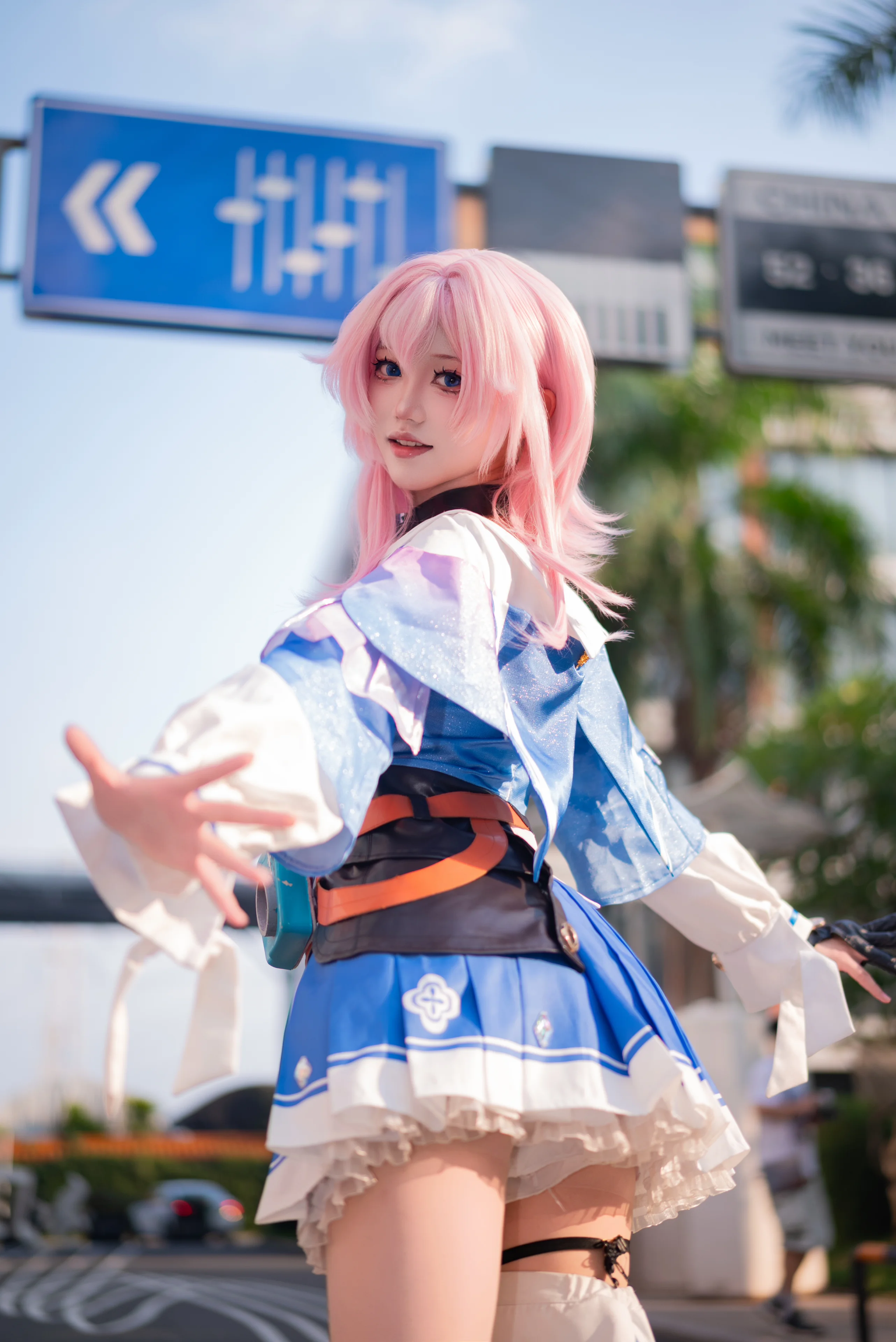 [March 7th cosplay] Outside the World of Honkai: Star Rail, Capturing the Vitality and Energy of the Streets - Image 1
