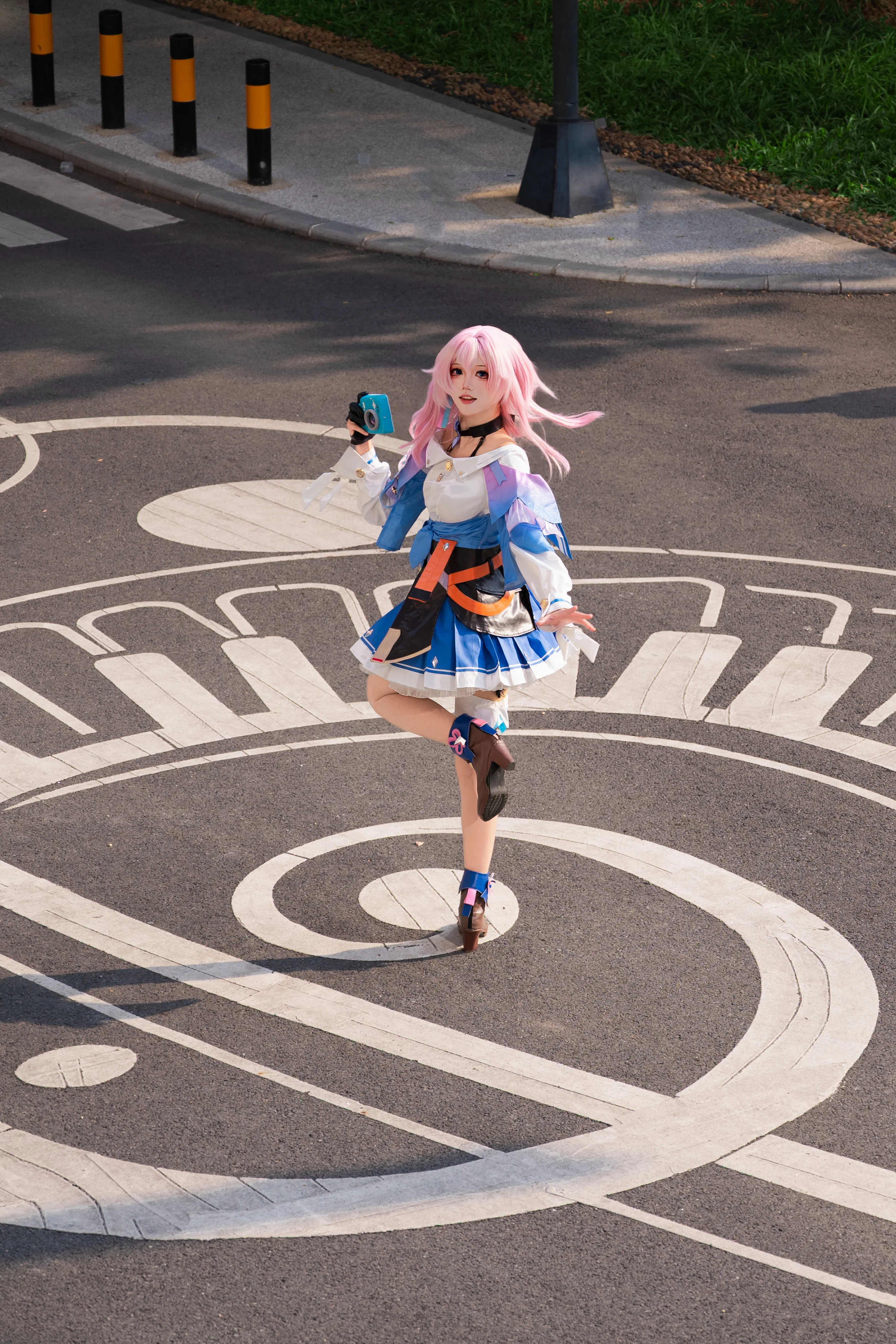[March 7th cosplay] Outside the World of Honkai: Star Rail, Capturing the Vitality and Energy of the Streets - Image 3