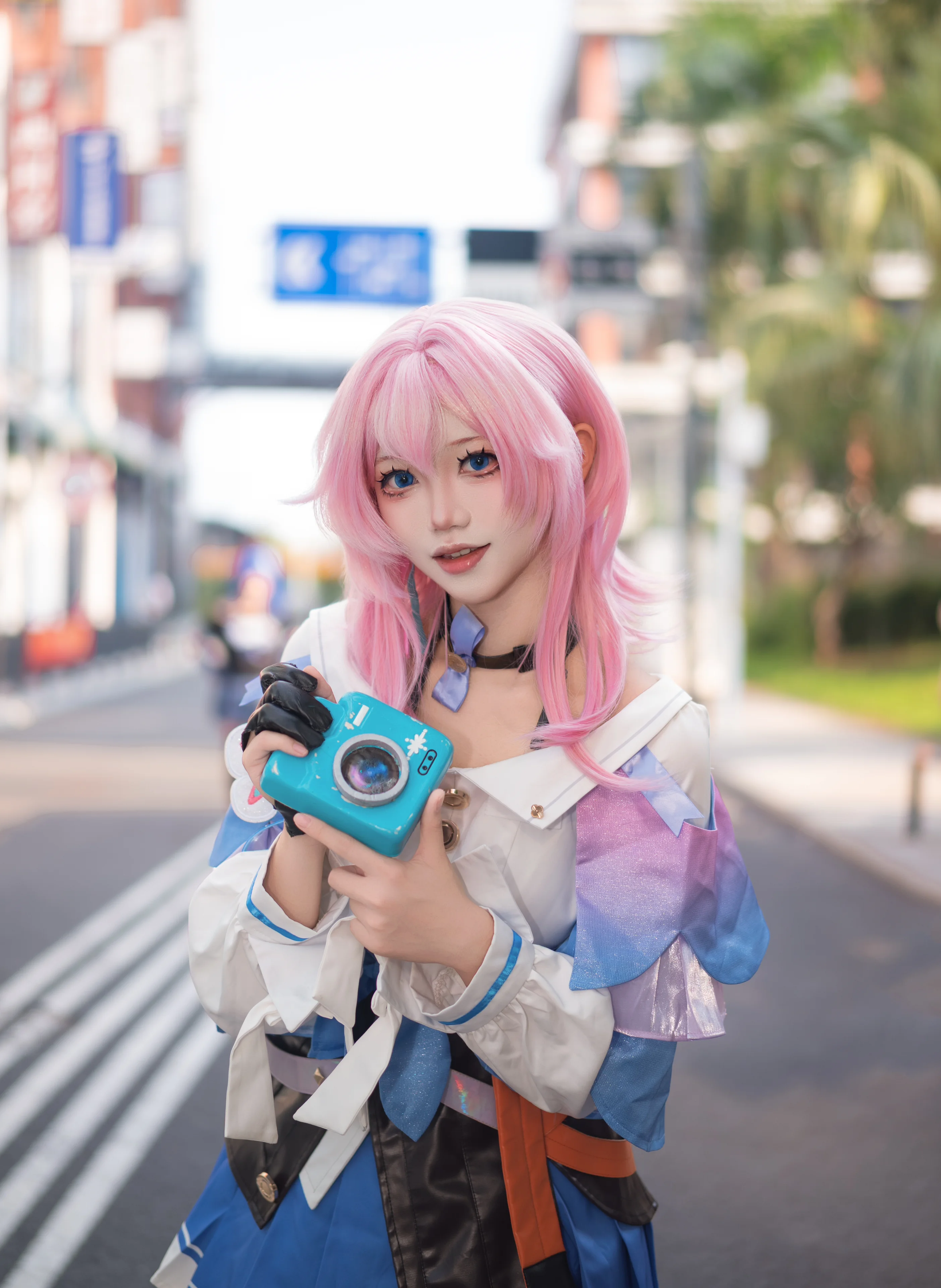 [March 7th cosplay] Outside the World of Honkai: Star Rail, Capturing the Vitality and Energy of the Streets - Image 4
