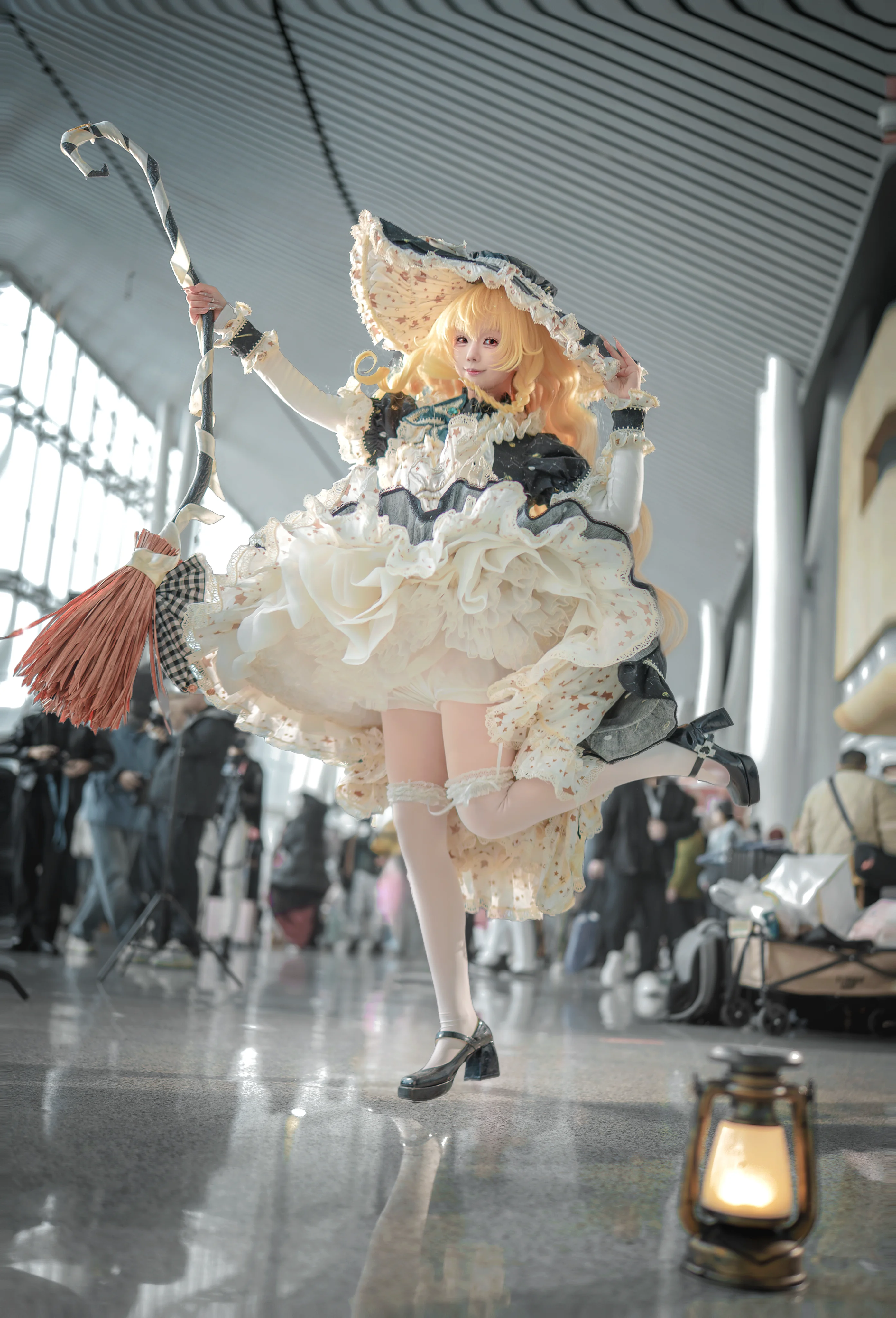 【魔理沙cos】東方project裡的活力魔法使，掃帚與裙襬的飛行時刻