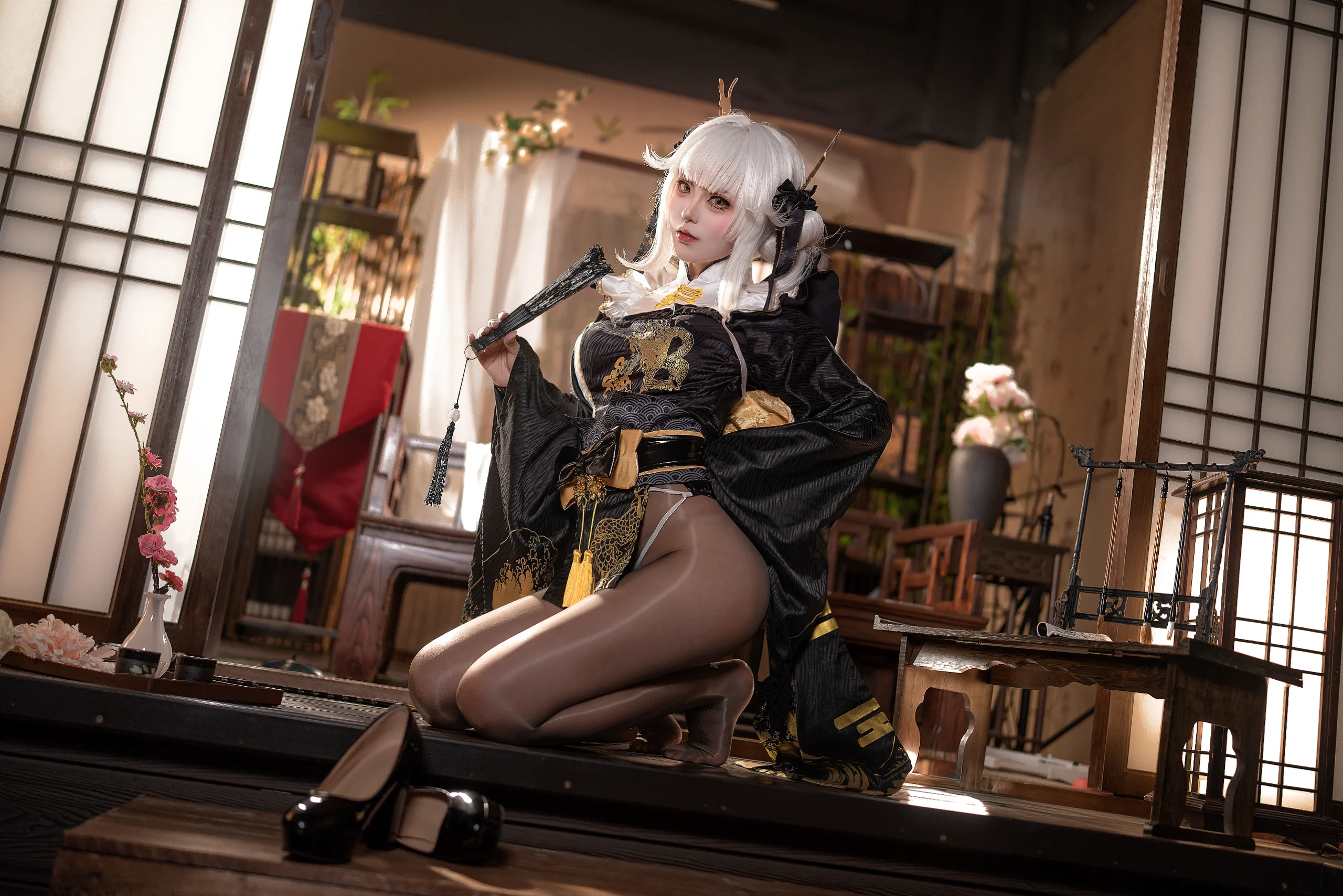 【白兔布蘭兒cos】黑金配色和風造型，光影中的長煙鬥 - 第 3 張