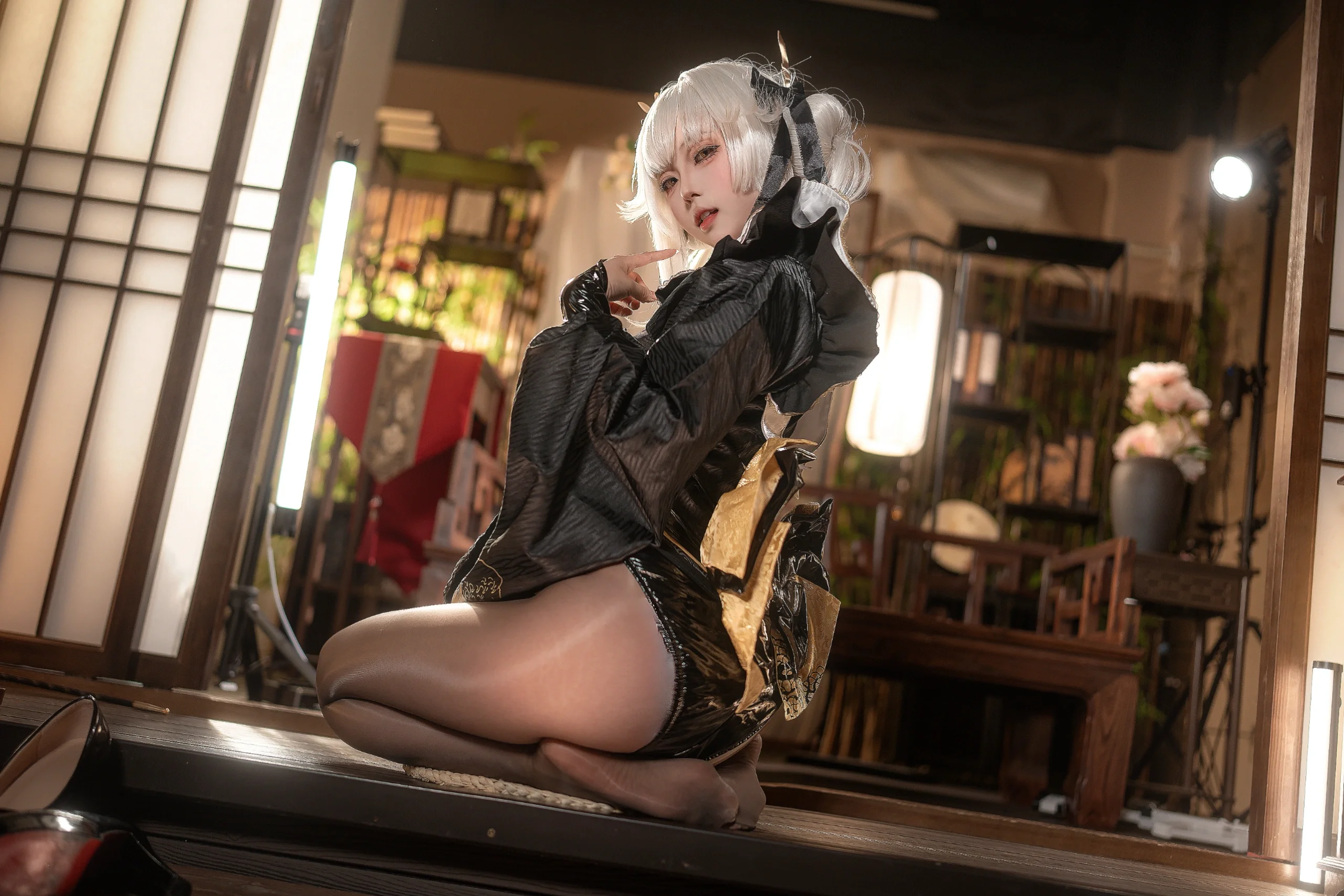 【白兔布蘭兒cos】黑金配色和風造型，光影中的長煙鬥 - 第 7 張