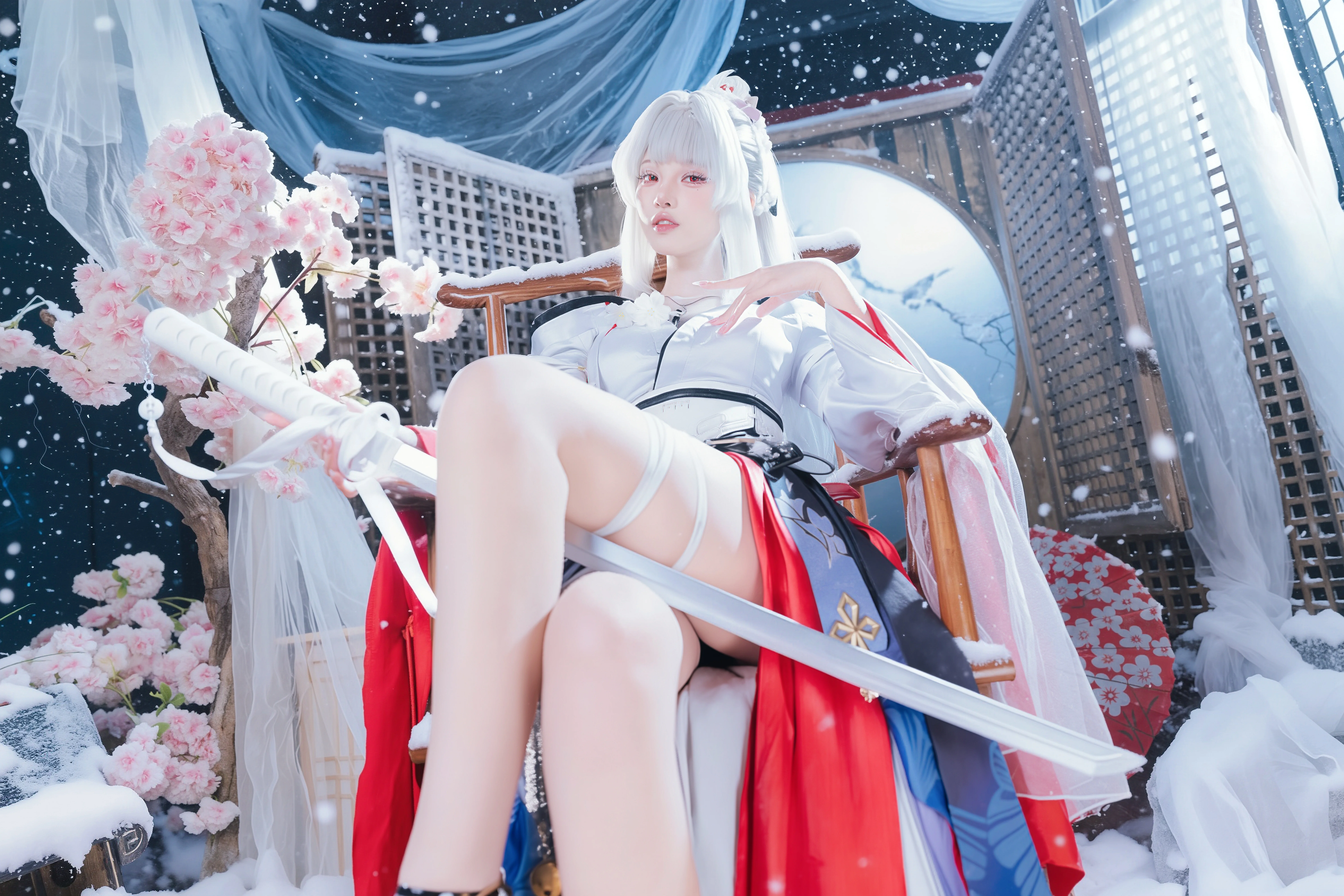 【绯雪cos】把鸣潮的雪景搬进摄影棚