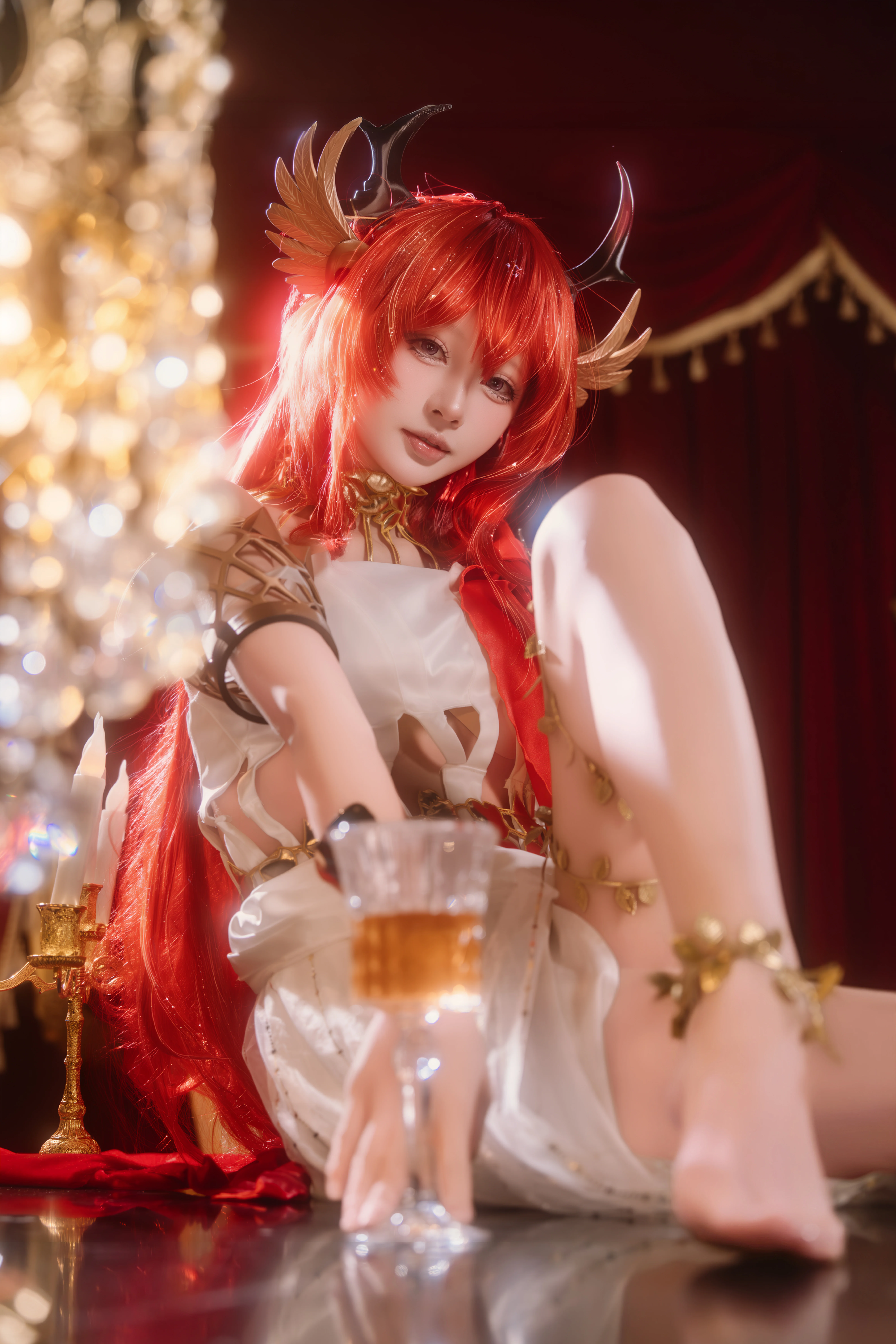 【スルト コスプレ】アークナイツ音律聯覚のステージに映える赤髪のファントム - 1 枚目