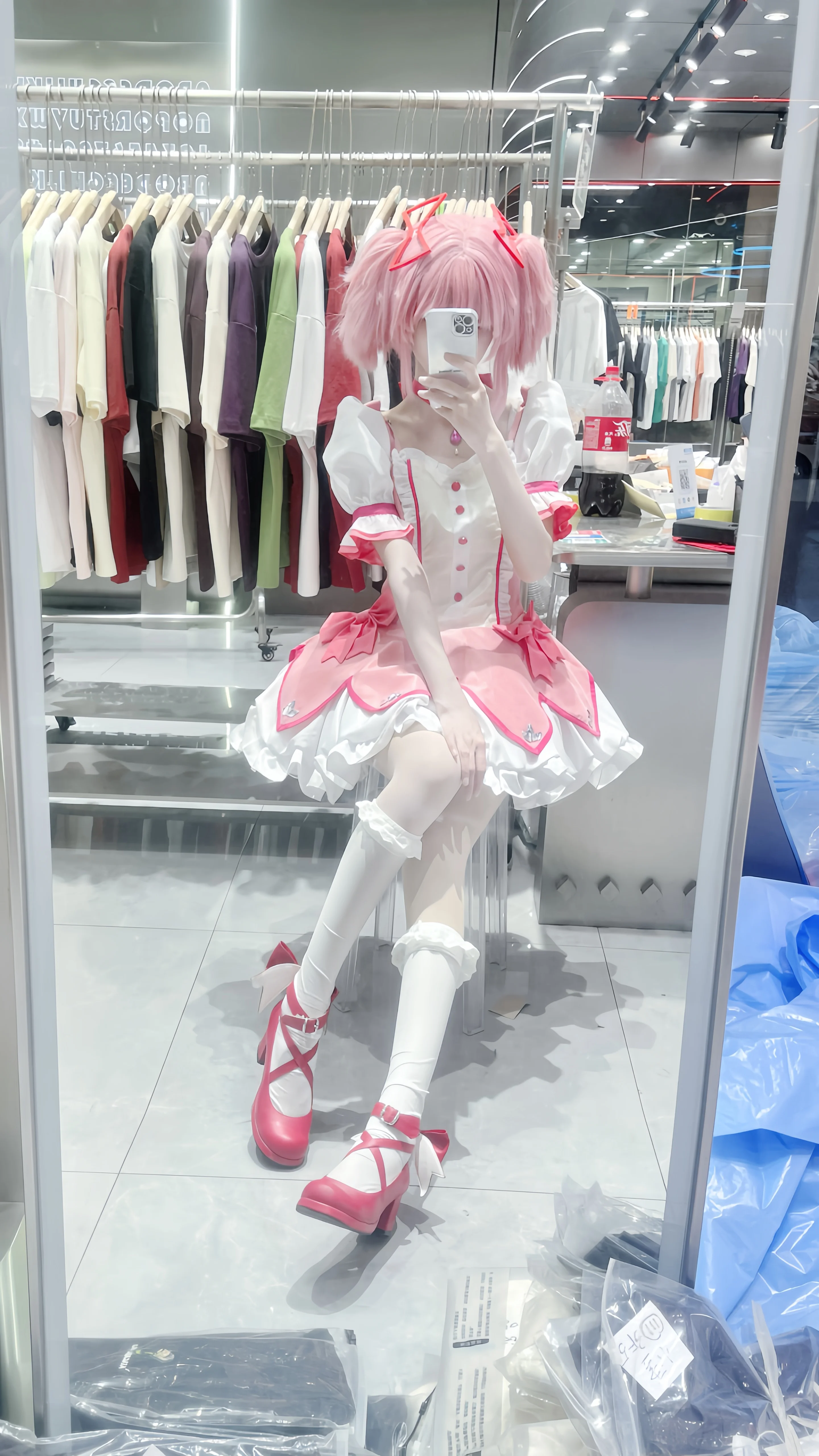 【鹿目まどか コスプレ】魔法少女まどか☆マギカ、アパレル店のライティングで神がかった試着ショットを撮影 - 1 枚目