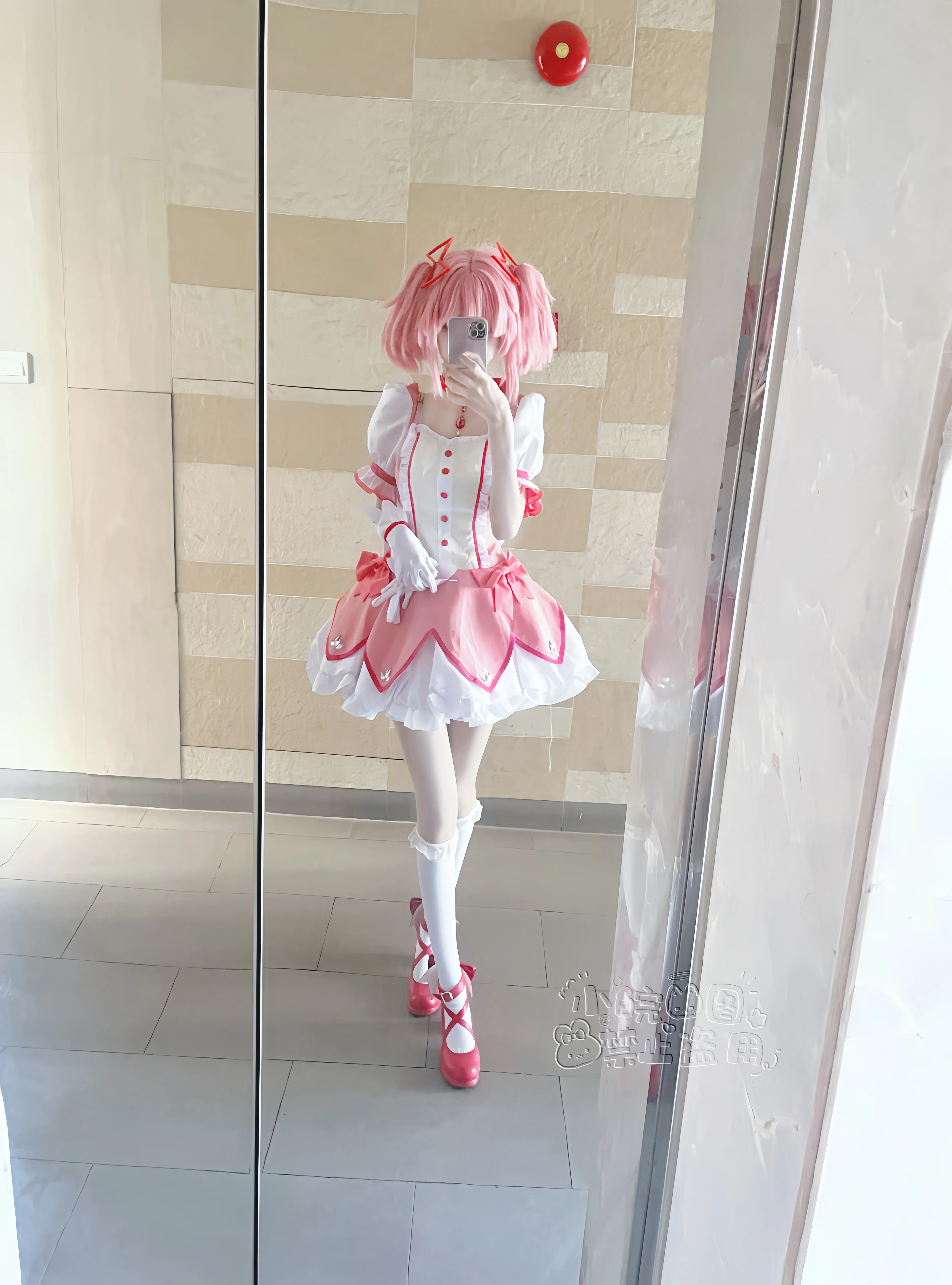 【鹿目まどか コスプレ】魔法少女まどか☆マギカ、アパレル店のライティングで神がかった試着ショットを撮影 - 2 枚目