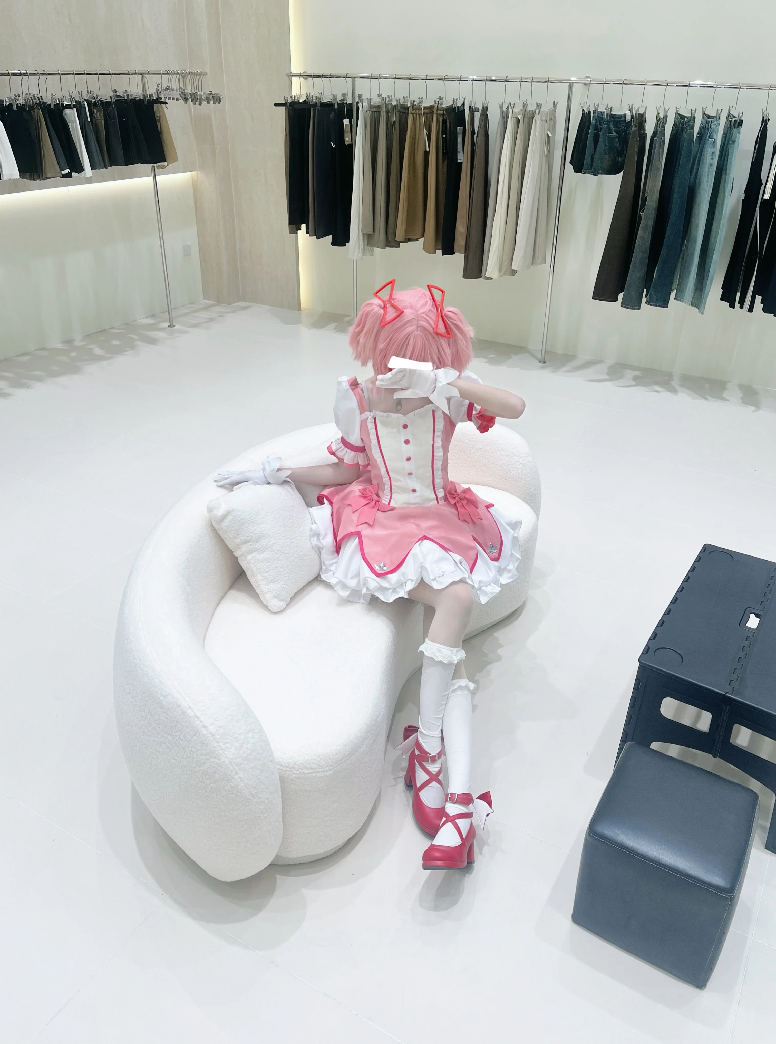 【鹿目まどか コスプレ】魔法少女まどか☆マギカ、アパレル店のライティングで神がかった試着ショットを撮影