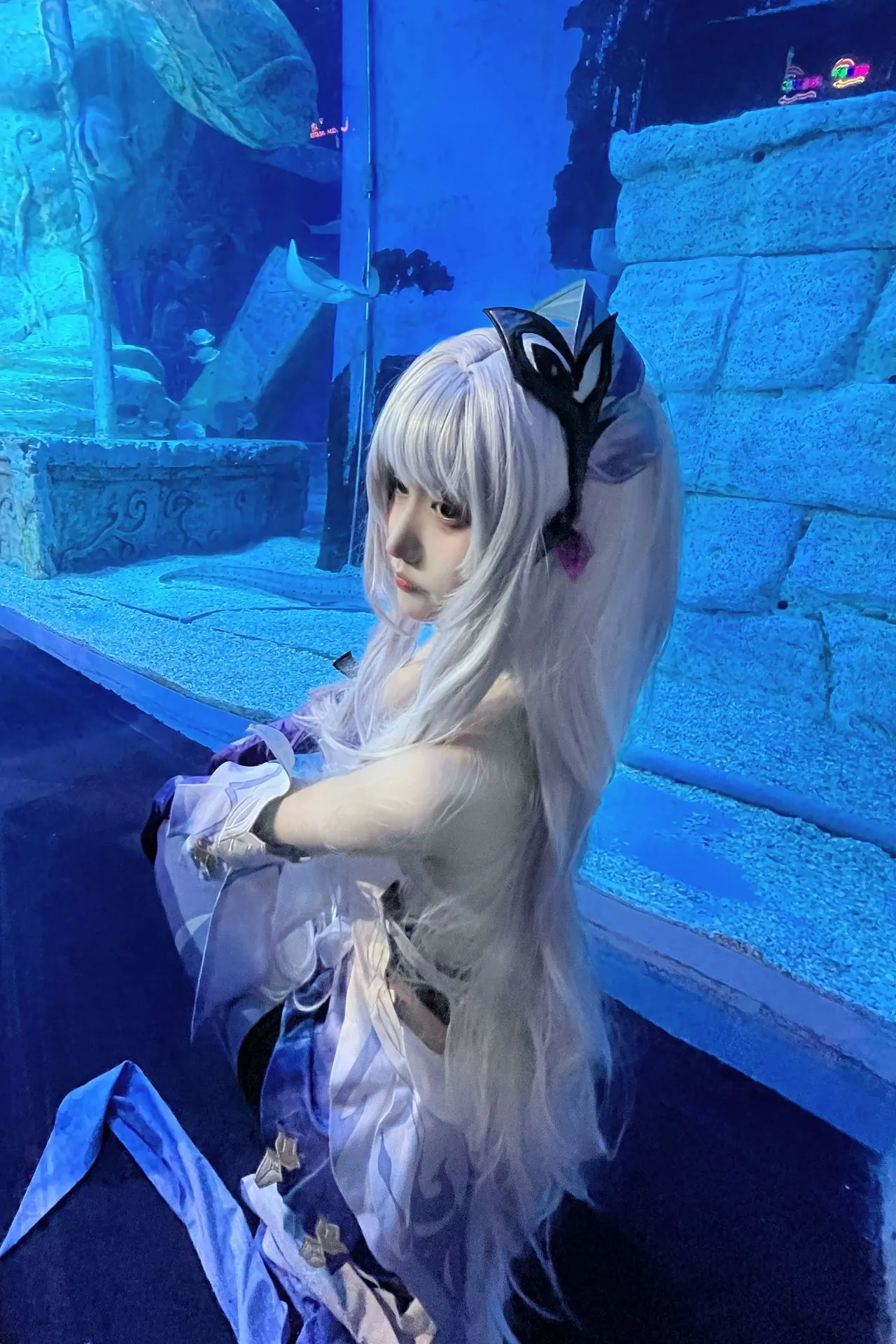 【スカーク コスプレ】青き夢幻へ潜入、水族館でエモい空気感を演出 - 2 枚目