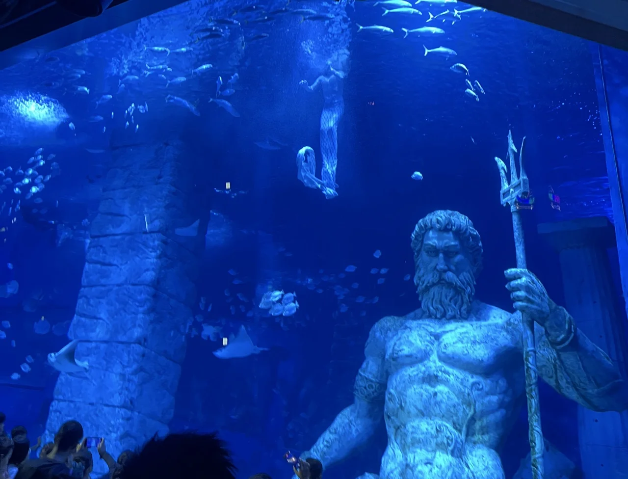 【スカーク コスプレ】青き夢幻へ潜入、水族館でエモい空気感を演出 - 3 枚目