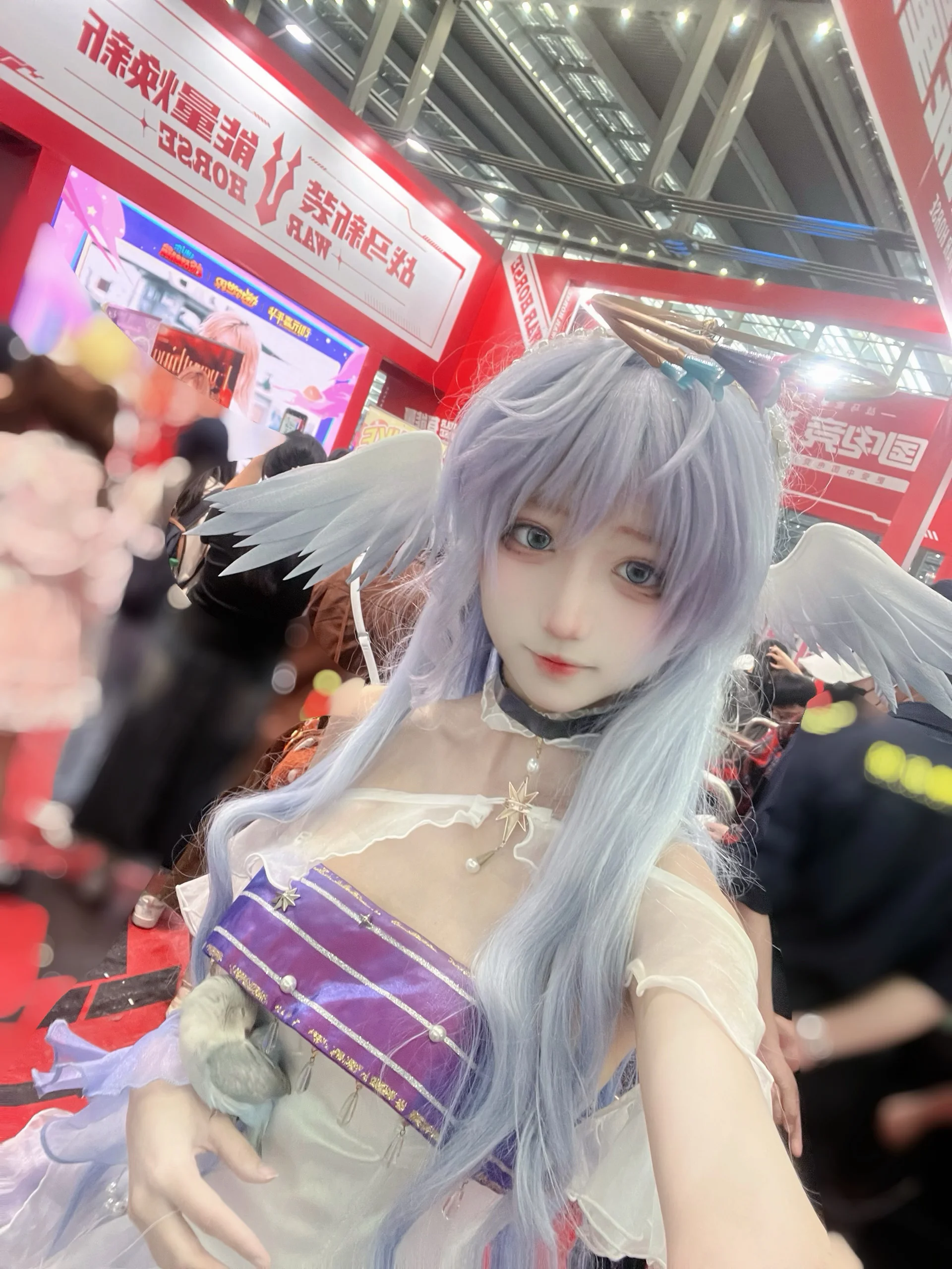 【知更鳥cos】戰馬能量補給站，換上羽毛裝來充電