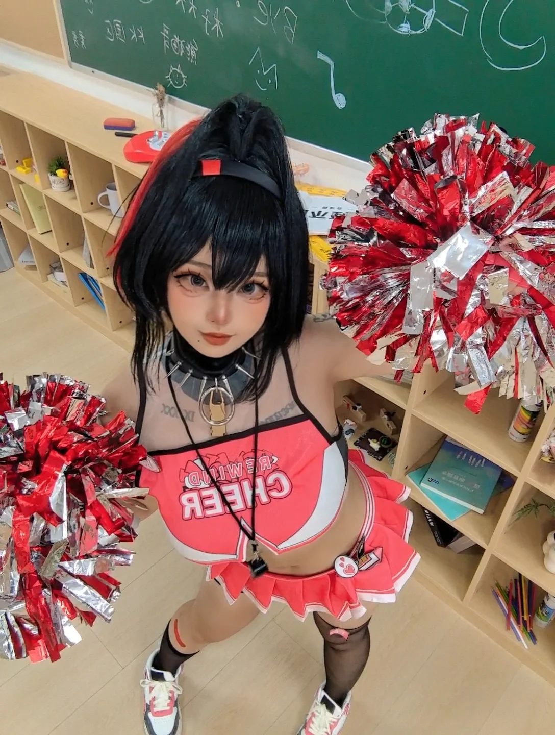 【ベイのコスプレ】勝利の女神：NIKKEに登場する黒肌チアリーダー、キャンパスシーン再現