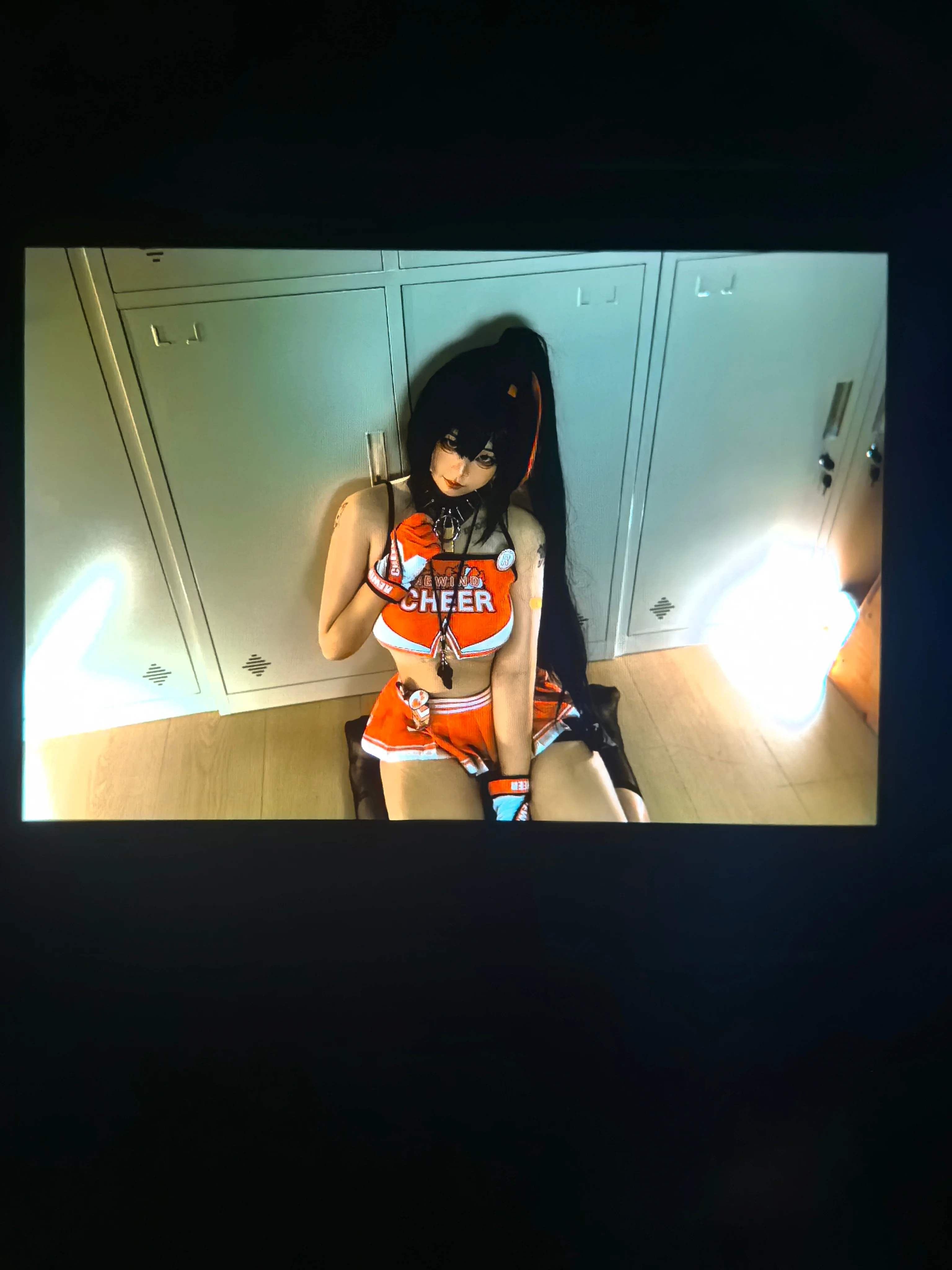 【ベイのコスプレ】勝利の女神：NIKKEに登場する黒肌チアリーダー、キャンパスシーン再現 - 3 枚目