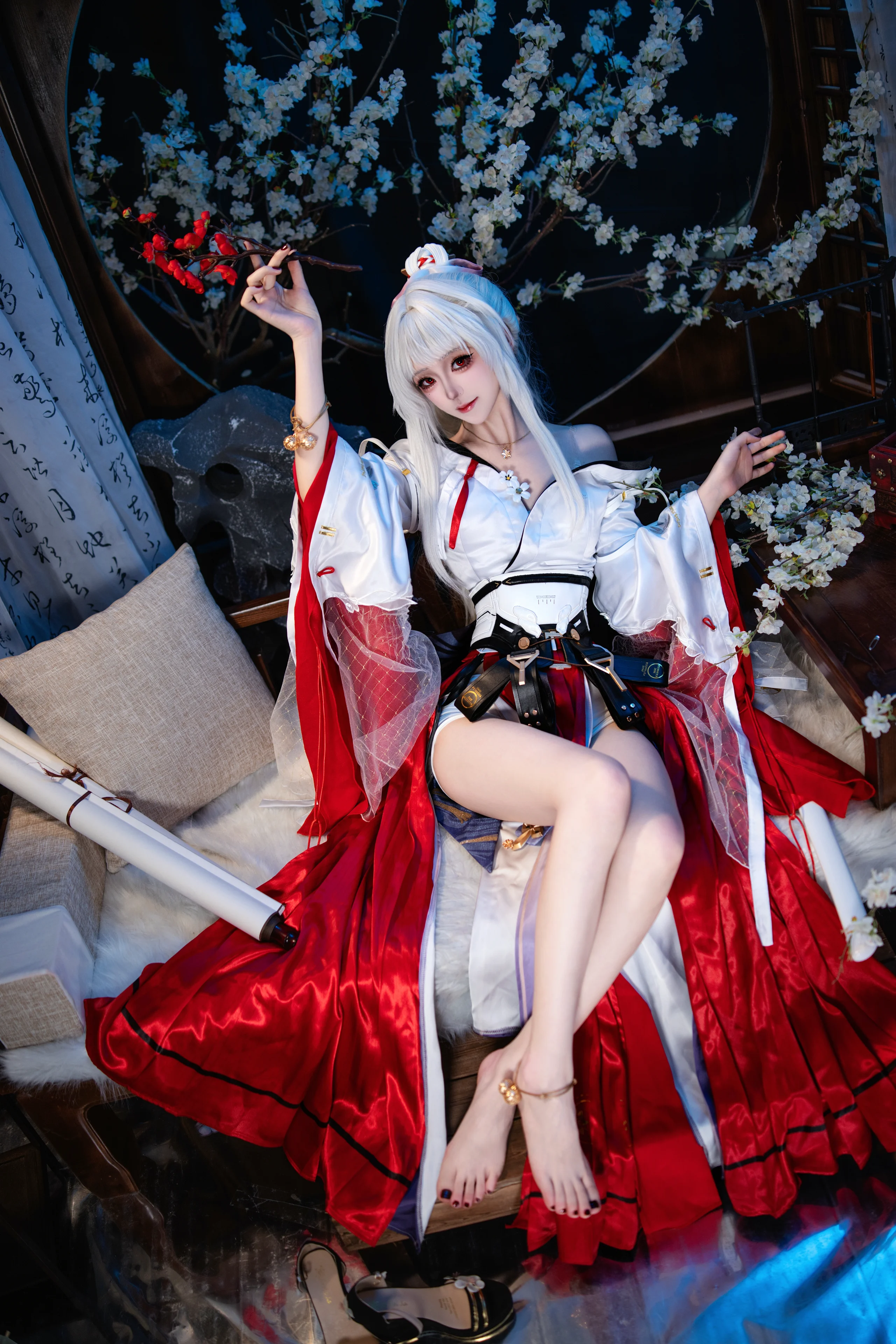 【绯雪 コスプレ】『鳴潮』が魅せる氷雪の佇まい、赤白配色の古風美学 - 1 枚目