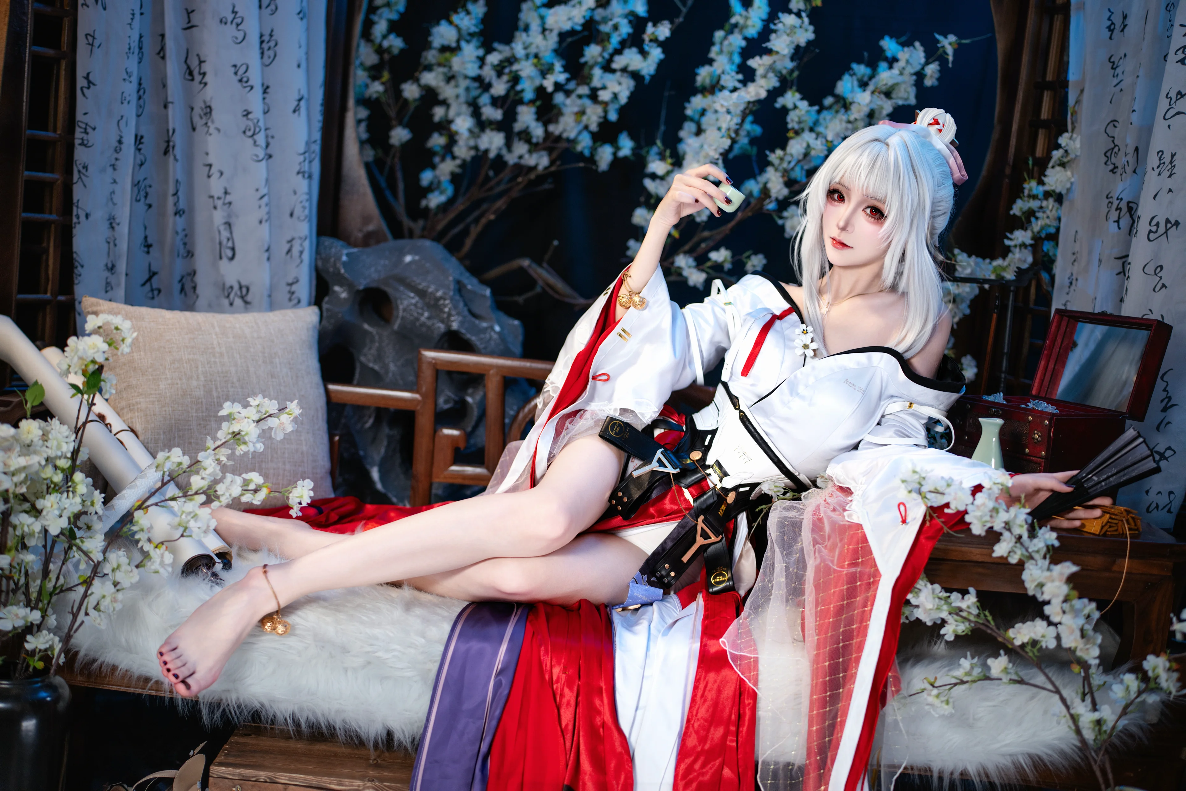 【绯雪 コスプレ】『鳴潮』が魅せる氷雪の佇まい、赤白配色の古風美学