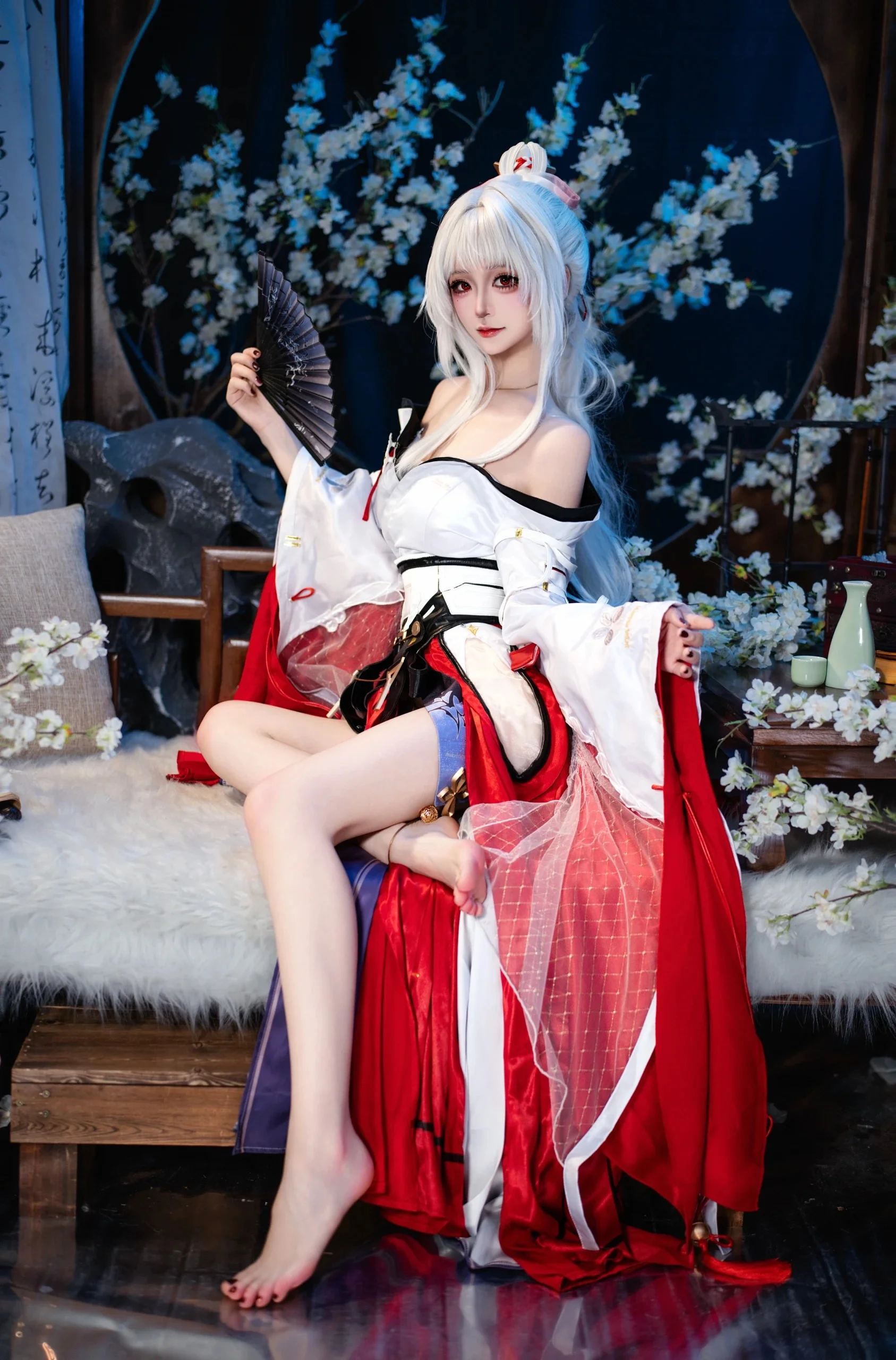 【绯雪 コスプレ】『鳴潮』が魅せる氷雪の佇まい、赤白配色の古風美学 - 4 枚目